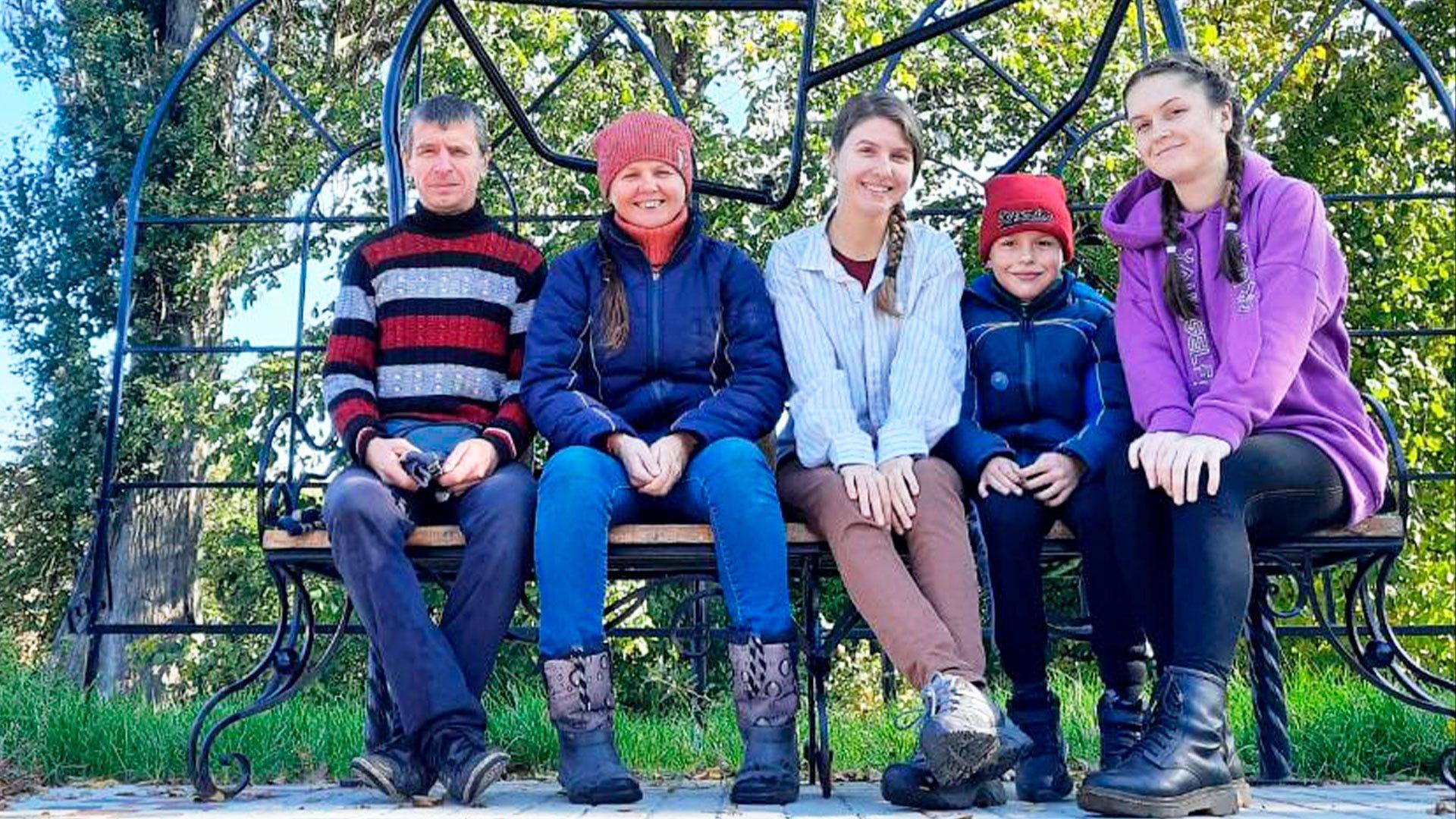 Kateryna Zavodovska y su familia.