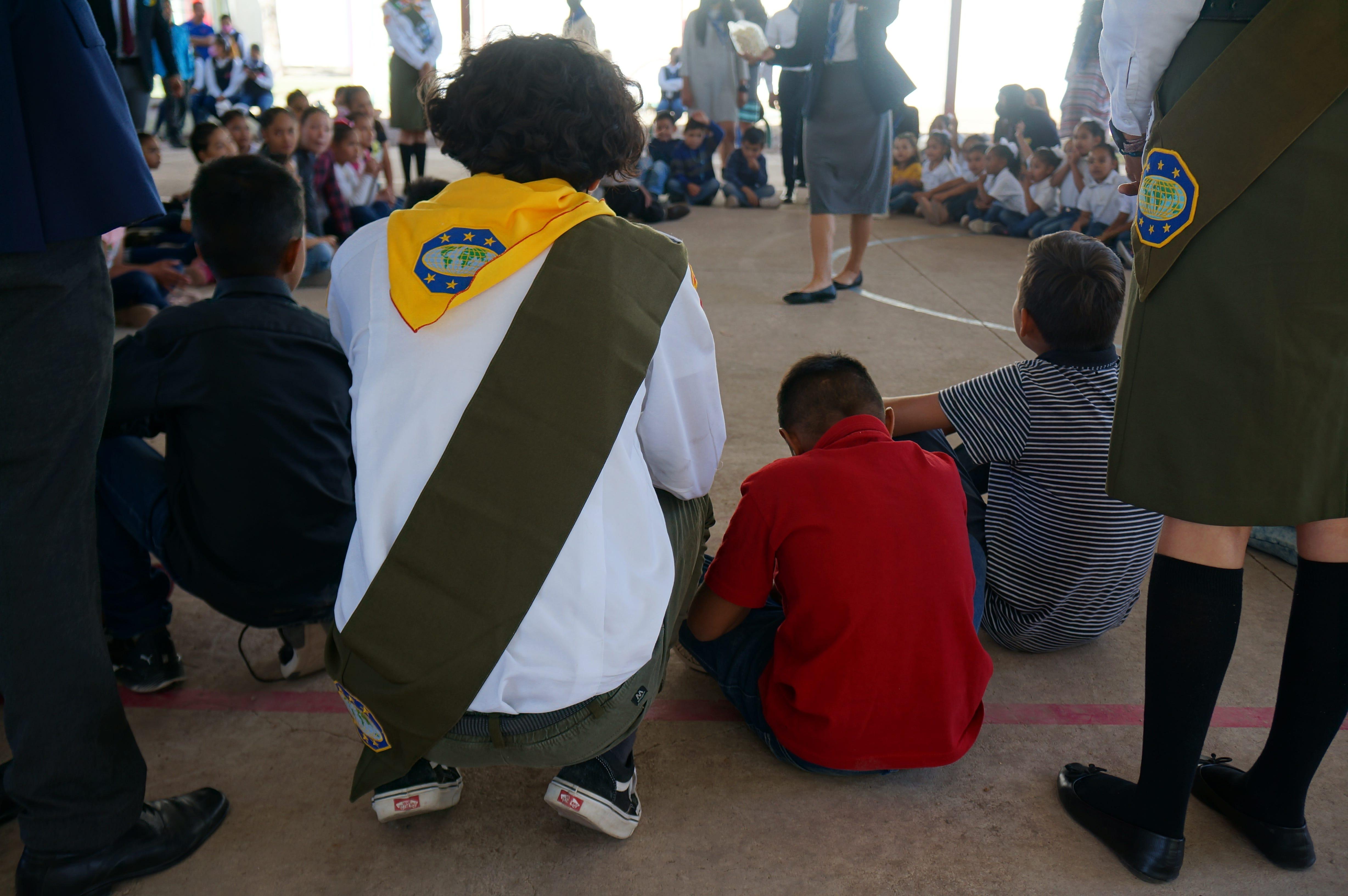 Compartiendo cariño y alegría a los niños del Sistema Nacional para el Desarrollo Integral de las Familias en Durango. Fotografía por: Ministerio Juvenil Doulos.