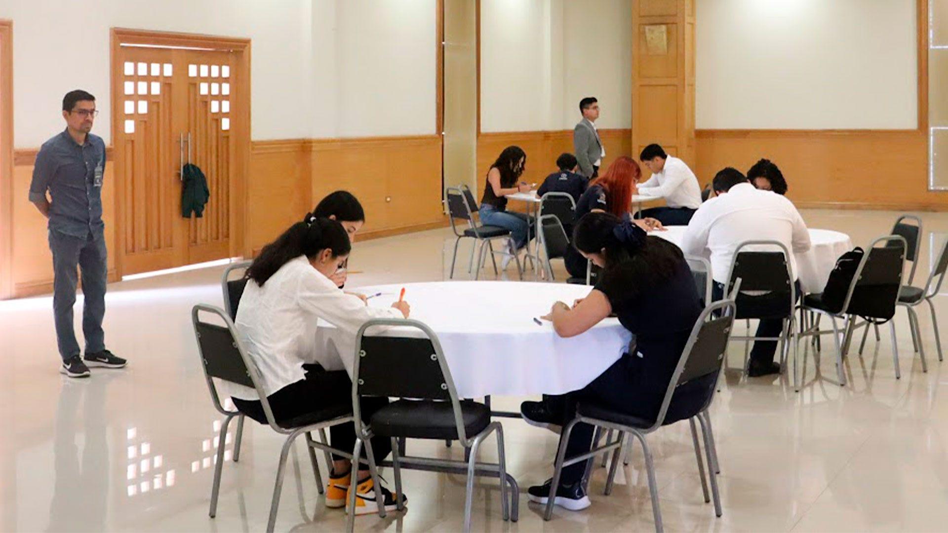 Las alumnas participando en el examen individual. Fotografía por: Javib León.