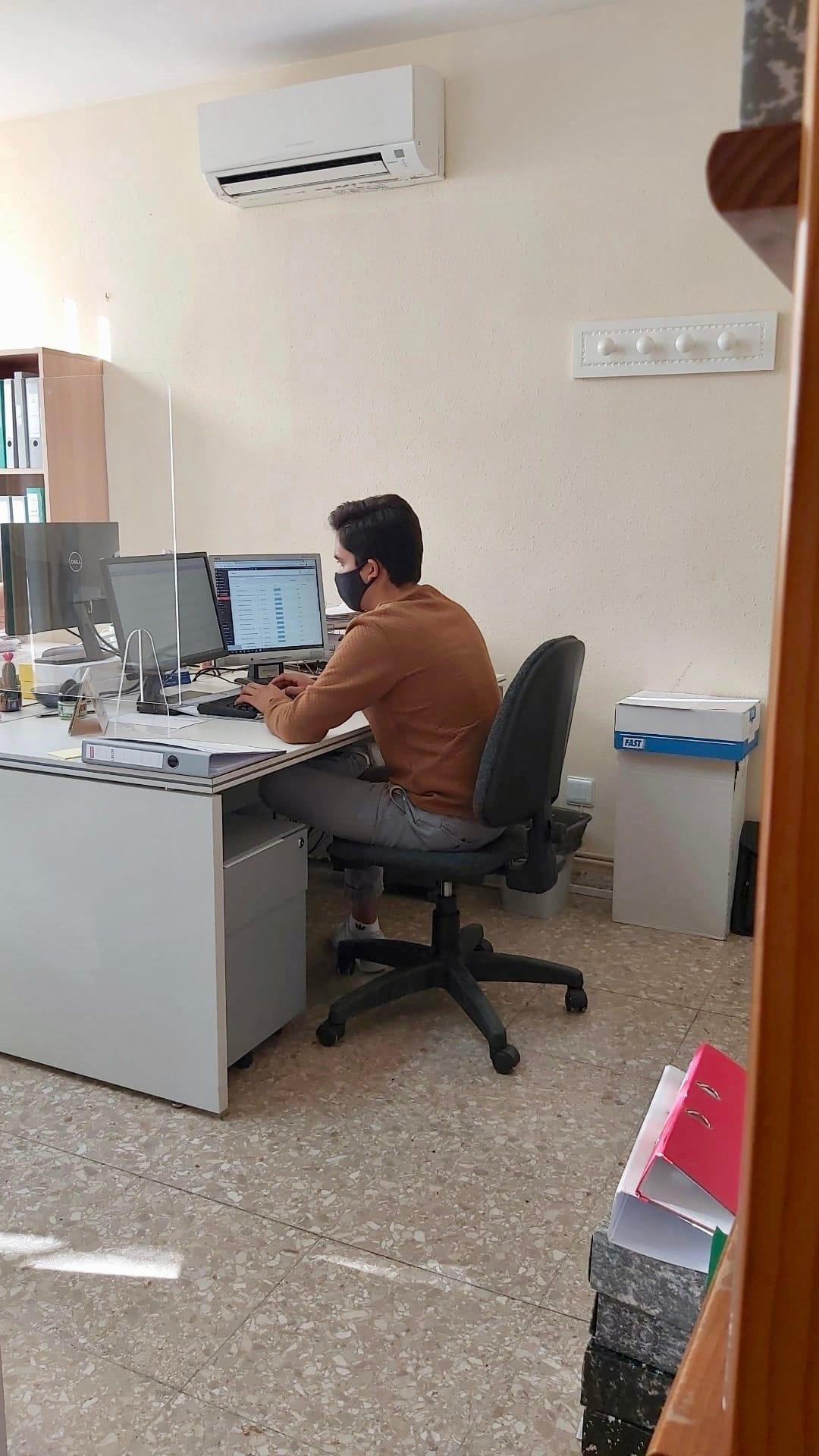 En la oficina contable.