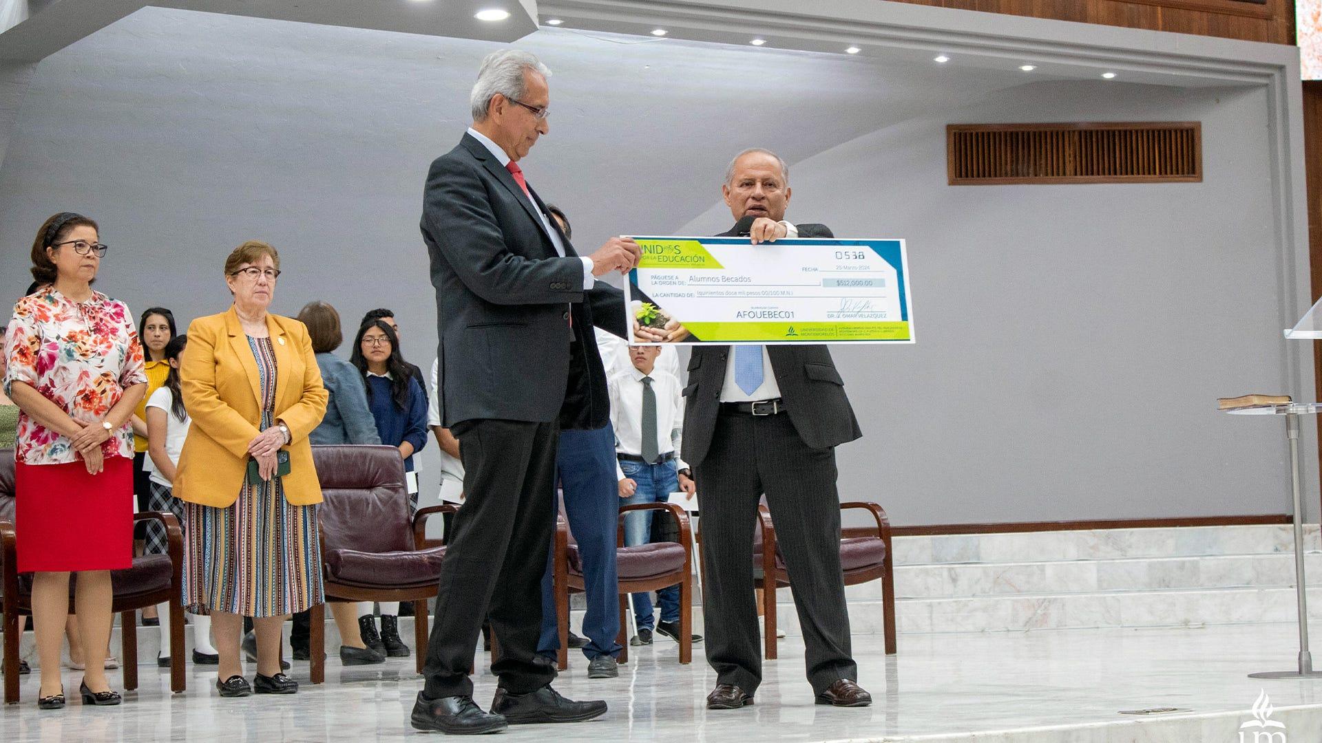 El cheque simbólico fue recibido por el C.P. Joel Sebastián, Vicerrector Financiero. Fotografía por: Comunicación Institucional / Lisandra Vicente.