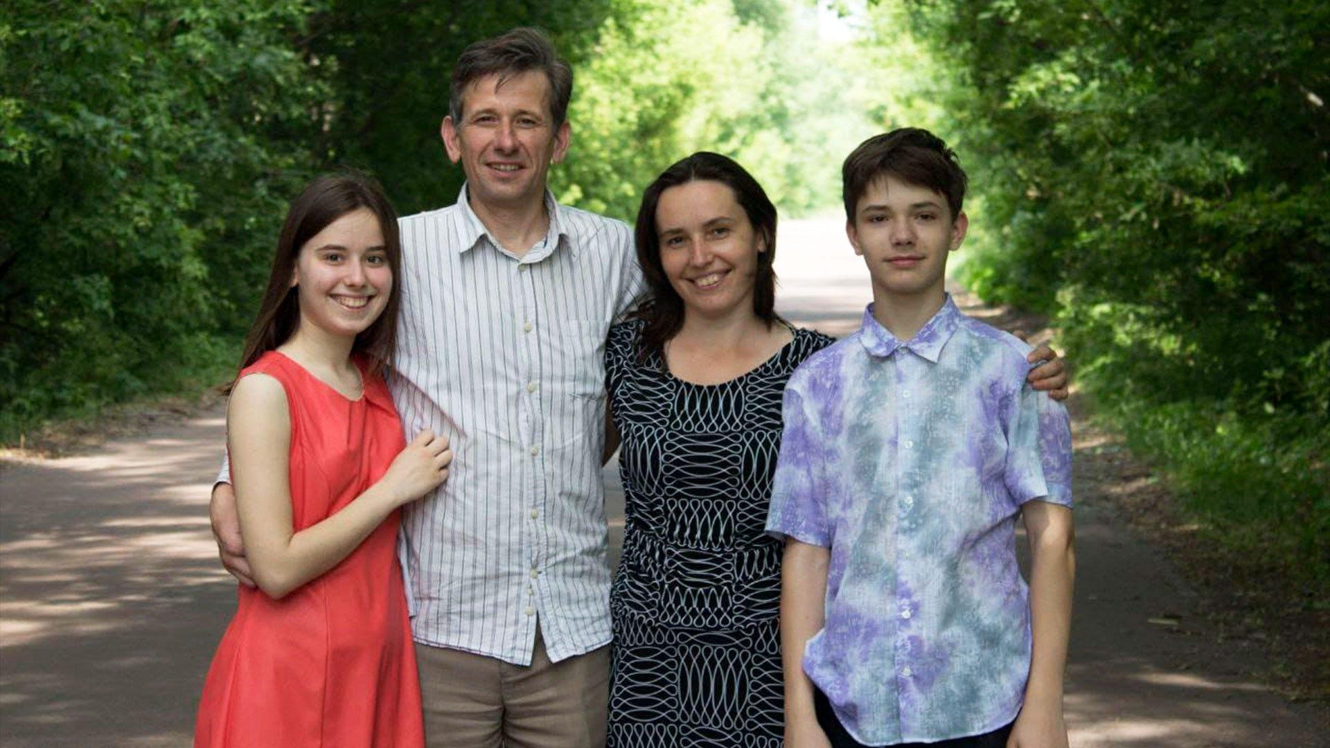 Illia Lytvynenko y su familia.