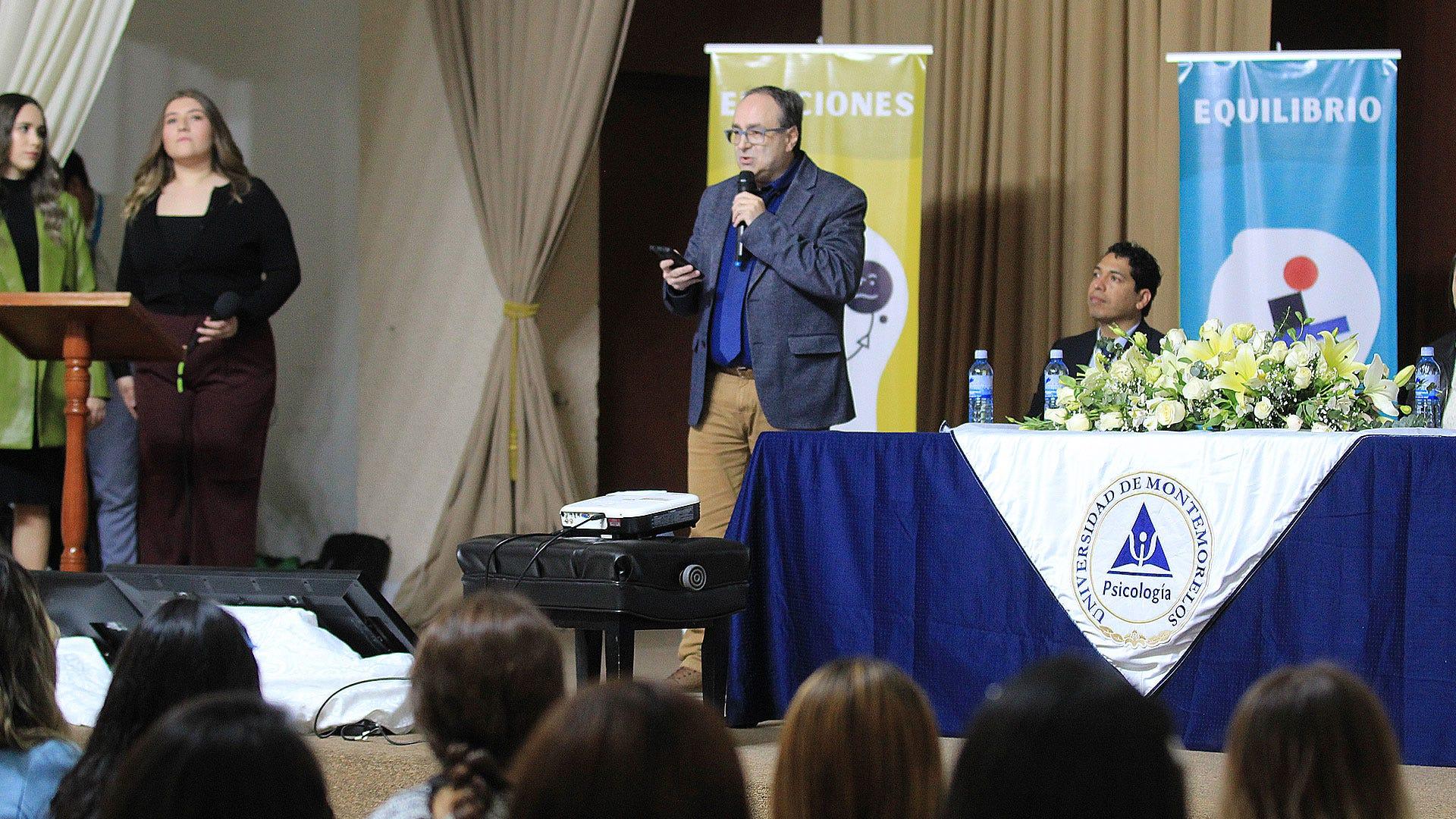 El Dr. Marcelo Moroni, director de la Facultad de Psicología, durante el programa de inauguración. Fotografía por: Comunicación Institucional.