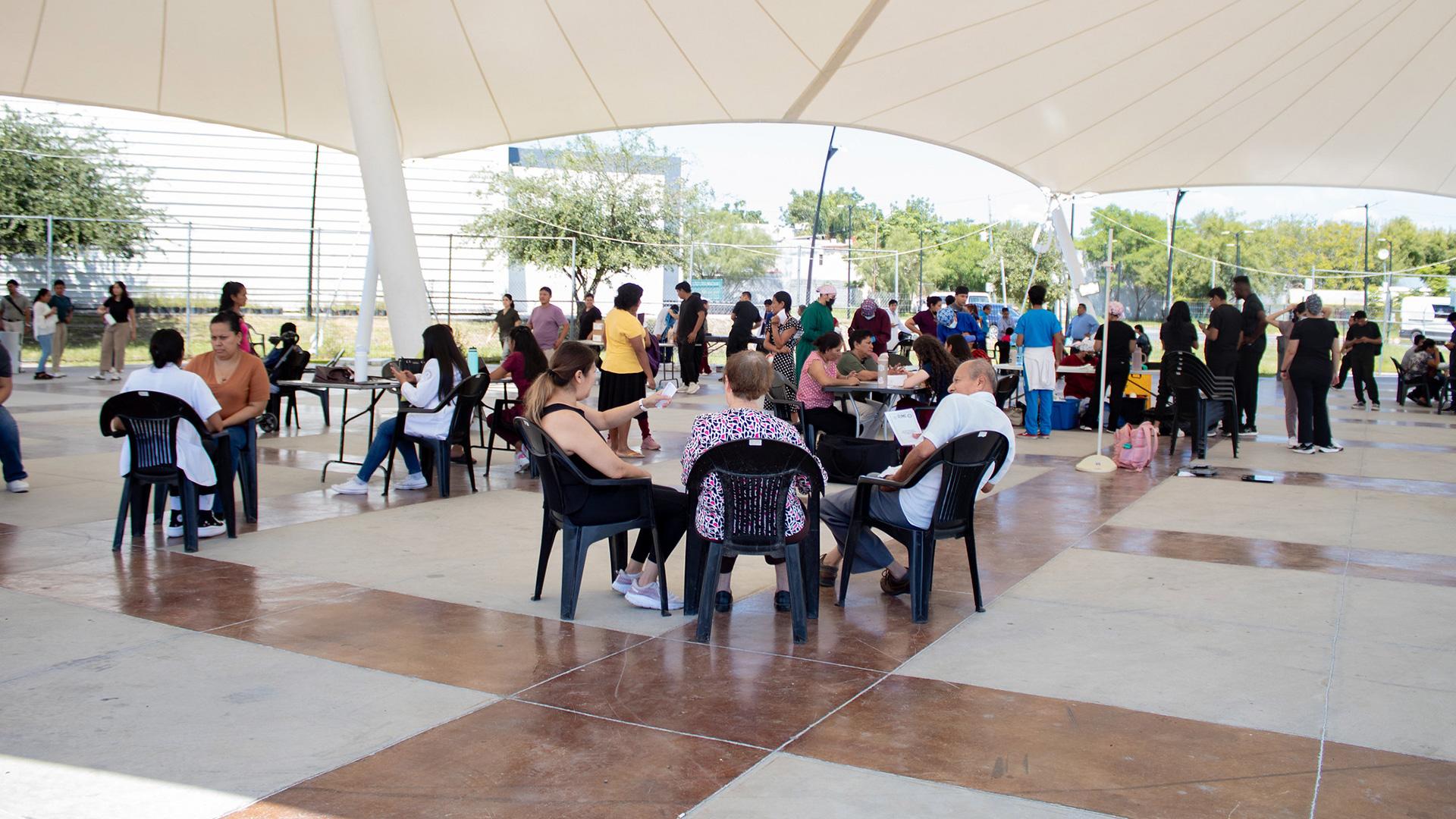 Cerca de 70 estudiantes y tres empleados de la Universidad de Montemorelos participaron en la jornada, integrando conocimiento profesional con servicio cristiano. Fotografía por: Universidad de Montemorelos / Lisandra Vicente.