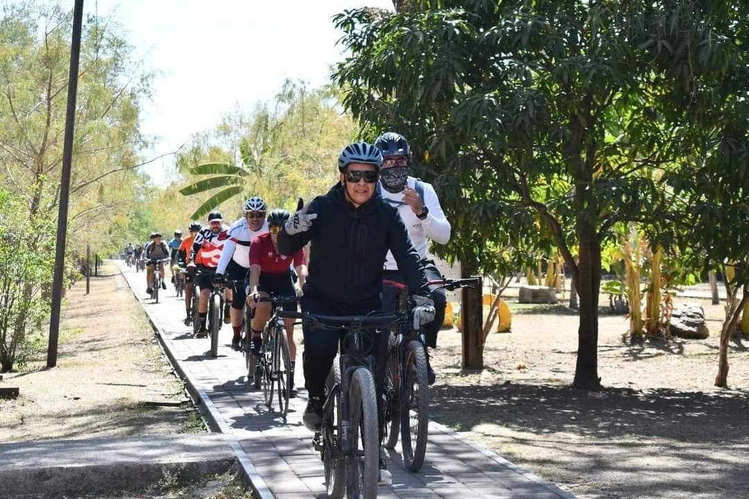 Atletas de Code Jalisco y público en general recorriendo 15.4 kilómetros en bicicleta. Fotografía por: Code Jalisco.