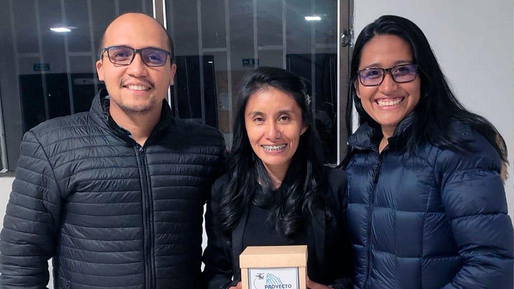 Los esposos junto a la misionera Diana Jaguaco. Fotografía por: Keren Quetz.