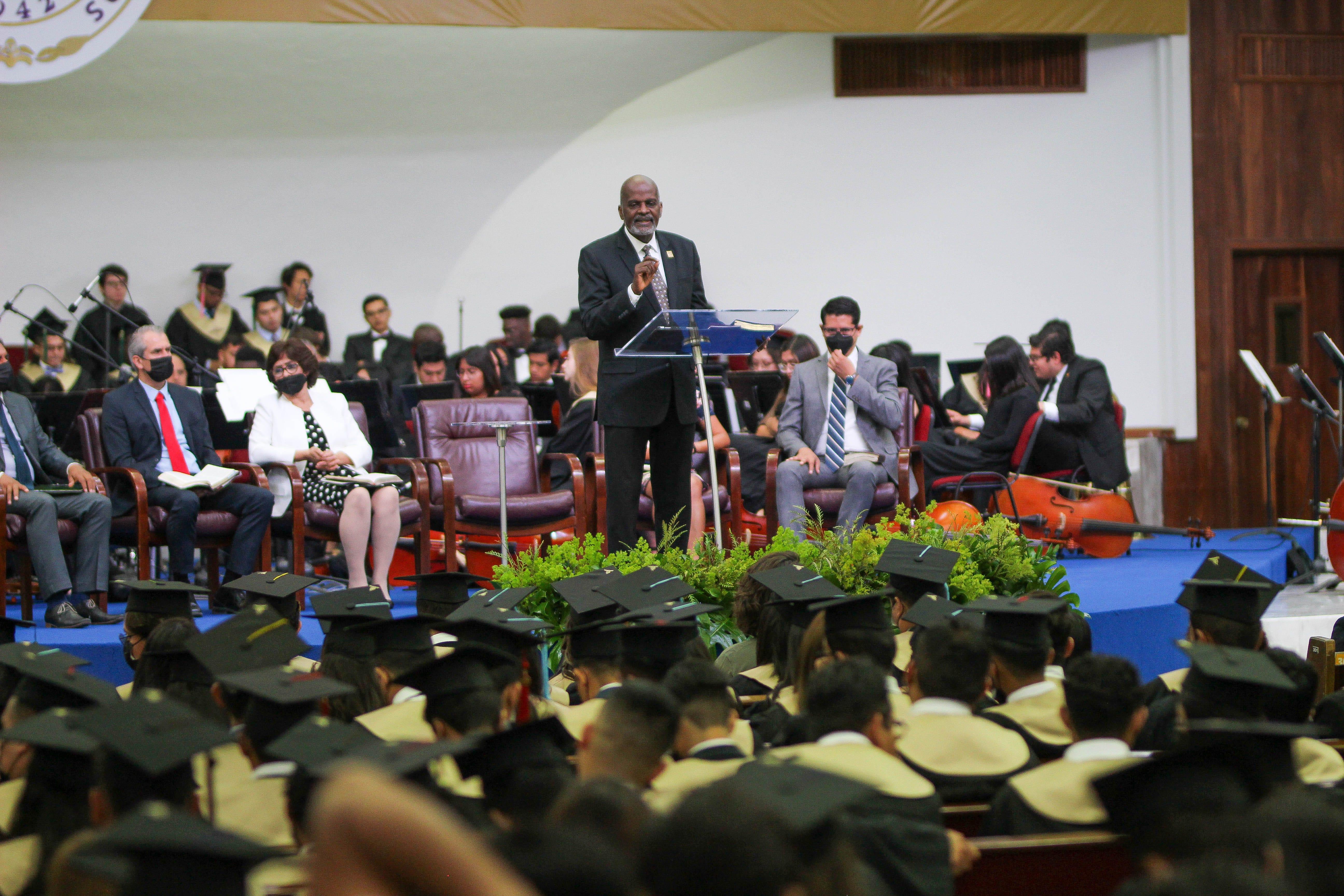 El Dr. Elie Henry, presidente de la División Interamericana, fue el invitado para compartir el mensaje central del culto de adoración. Fotografía por: Comunicación Institucional.