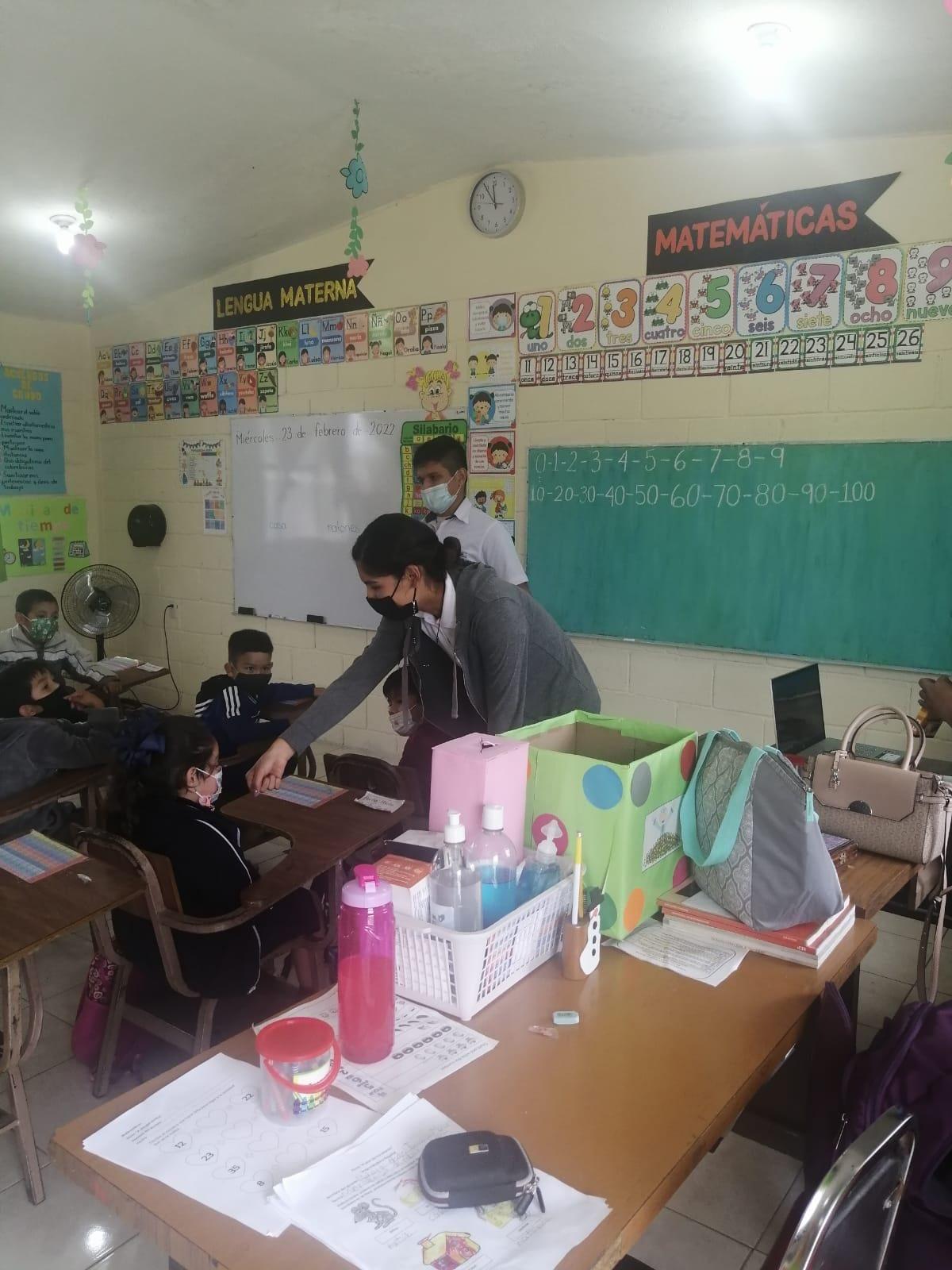 Durante las visitas a las escuelas los alumnos también apoyaron con actividades lúdicas. Fotografía por: FACED.