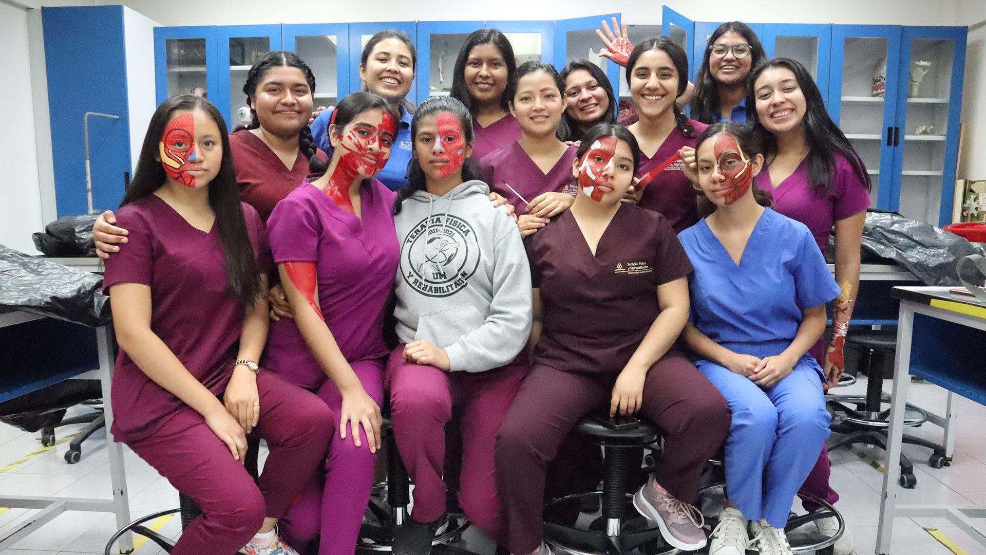 Esta estrategia para la enseñanza de la Anatomía Músculo Esquelética, involucrando a los estudiantes en la acción de pintar y de ser modelo para generar un aprendizaje más efectivo. Fotografía por: Misael Castro.