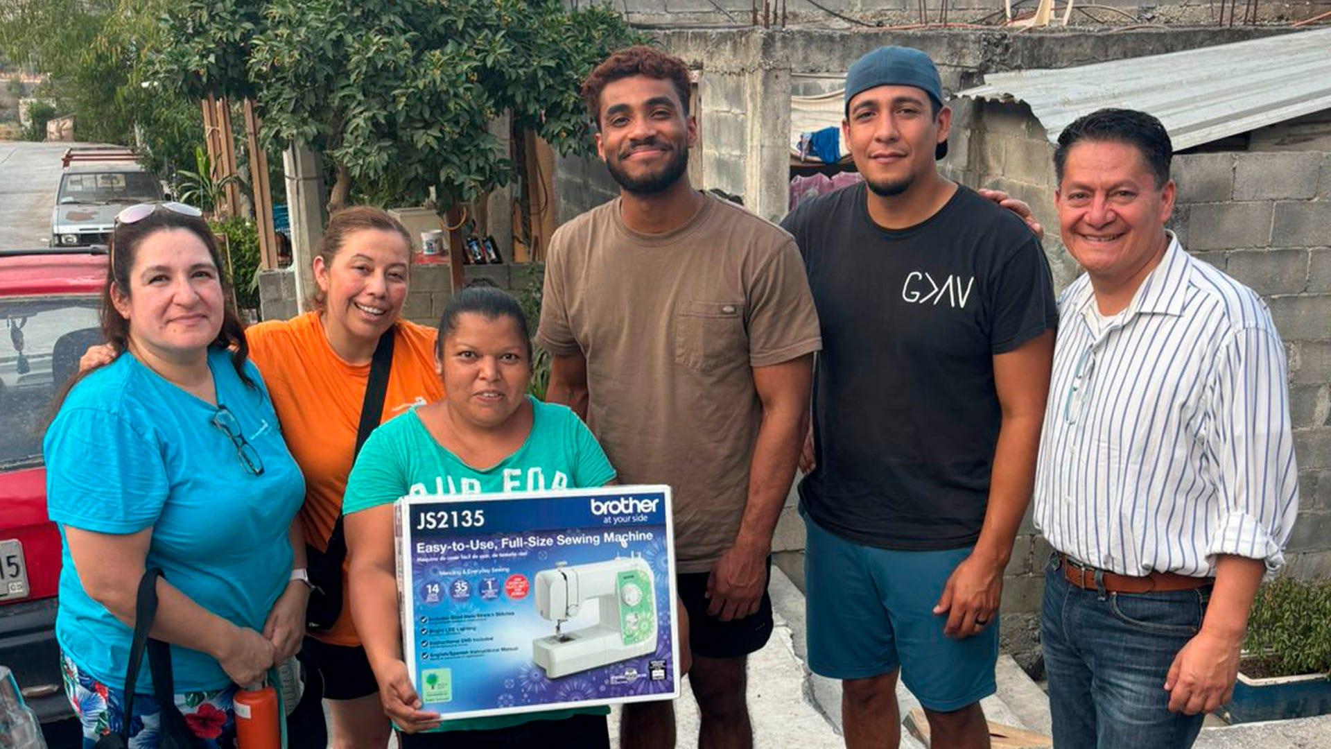 La Sra. Rosalba, recibiendo una máquina de coser para ayudarse en la economía de su familia. Fotografía por: Universidad Promotora de la Salud.