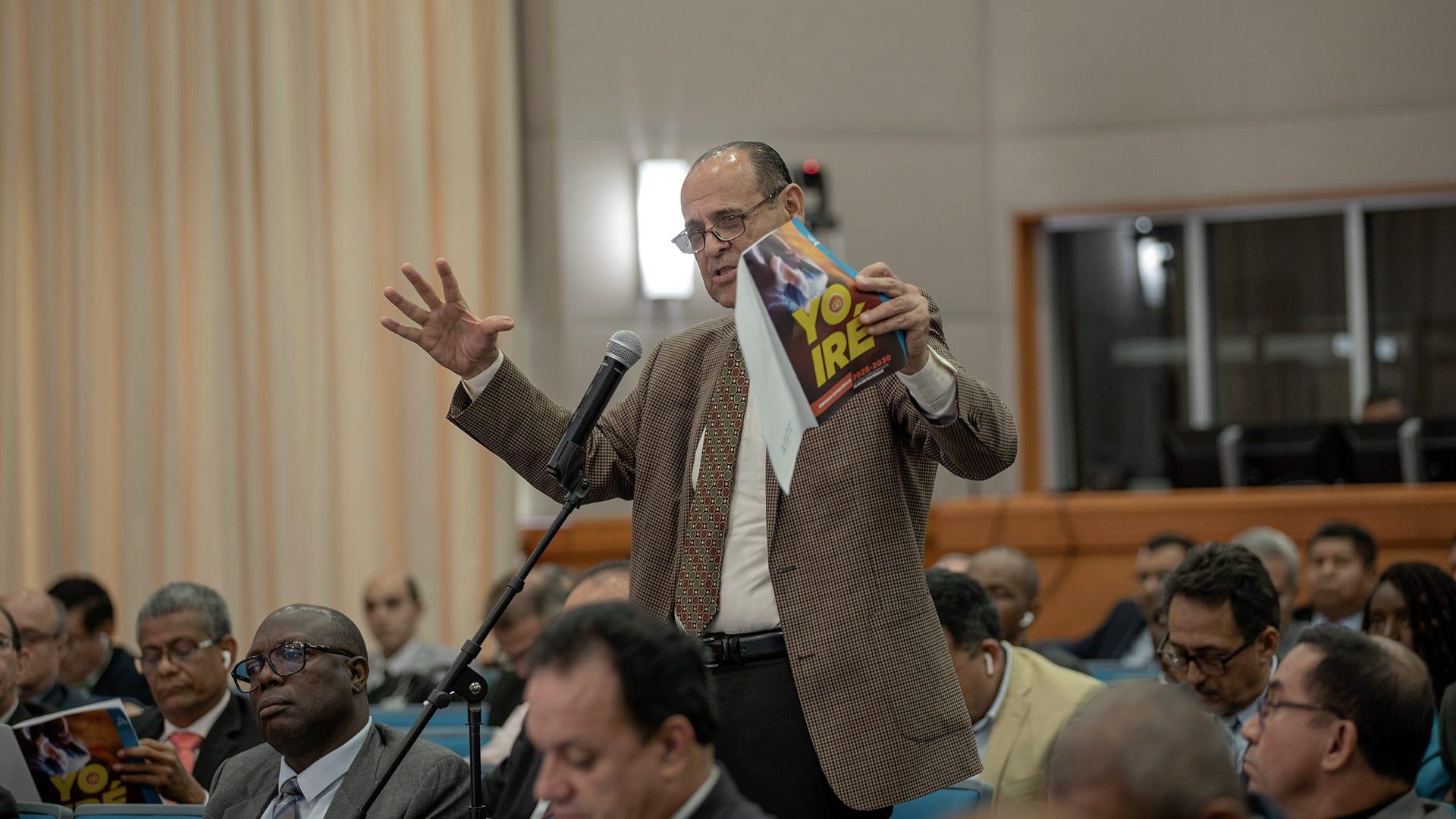 El Dr. Ismael Castillo, rector de la Universidad de Montemorelos, presentando su informe. Fotografía por: Inter-American Division.