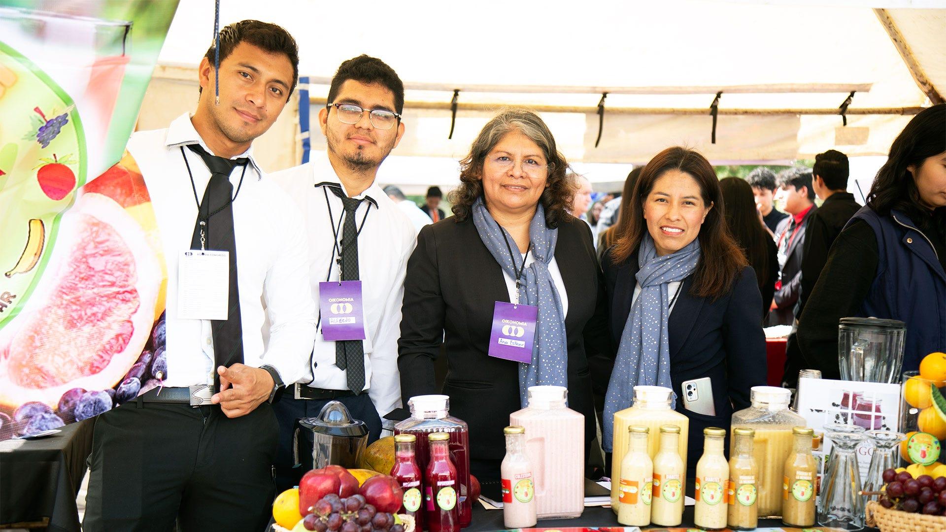 En la fotografía, equipo de "Jugos Aphee", otro proyecto presentado en la Expo, que consiste en la venta de jugos y licuados saludables. Fotografía por: Universidad de Montemorelos / Lisandra Vicente.