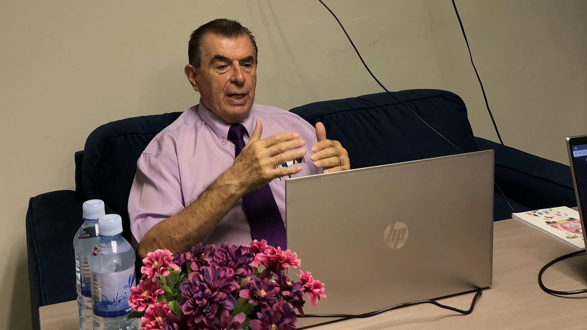 El Dr. Mario Pereyra, ponente de las sesiones del curso “Construyendo Familias Felices”. Fotografía por: Lucio Olmedo.