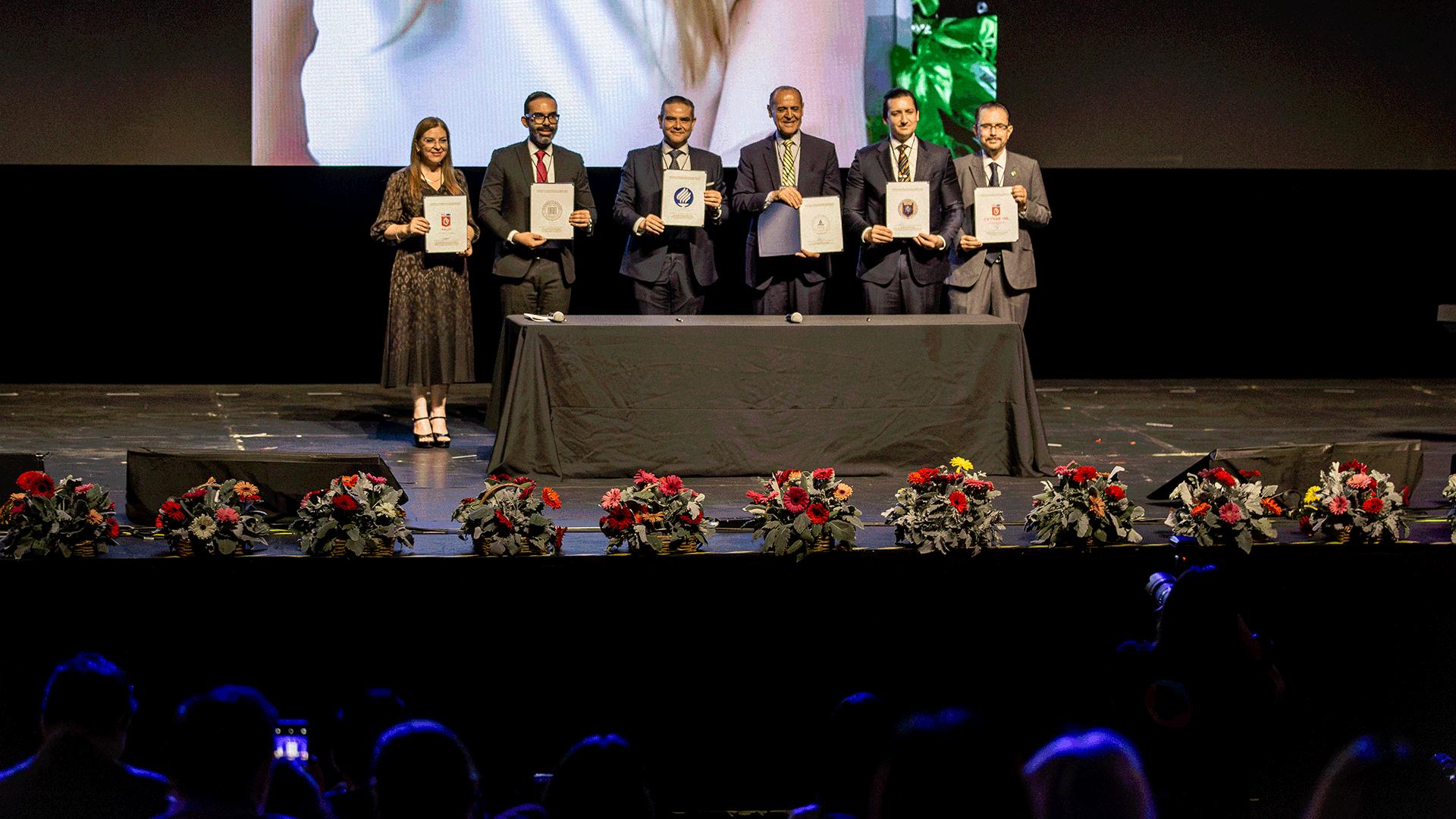Representantes de la Secretaría de Salud del estado, de la Universidad Autónoma de Nuevo León, el TecSalud por el Tecnológico de Monterrey, la Universidad de Monterrey y de la Universidad de Montemorelos. Fotografía por: Universidad de Montemorelos / Lisandra Vicente.