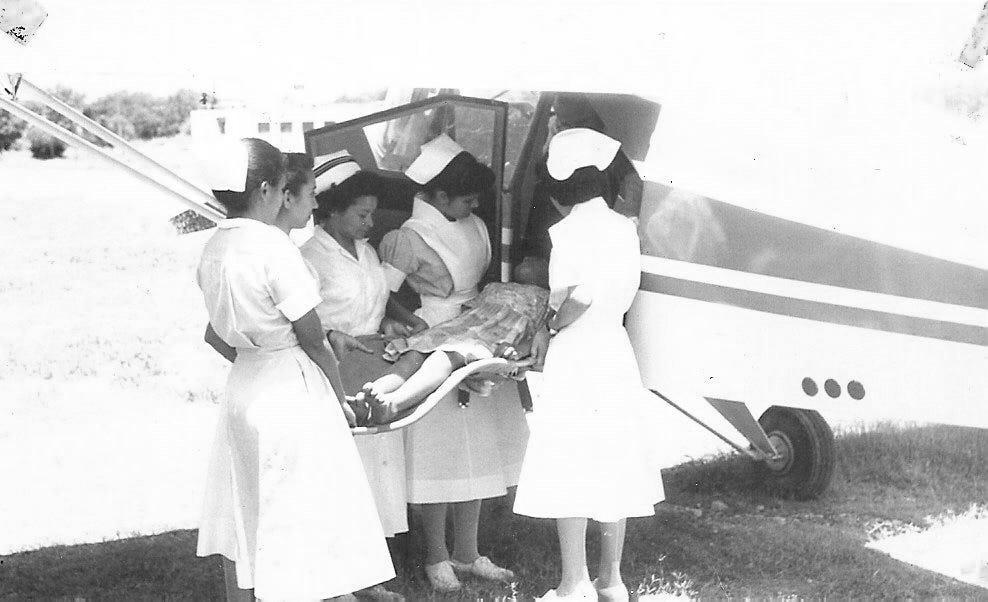 Enfermeras y estudiantes de Teología realizaban viajes en avioneta para atender enfermos en zonas lejanas donde el acceso a la salud no era posible, sobre todo en la Sierra Madre Oriental (1950).