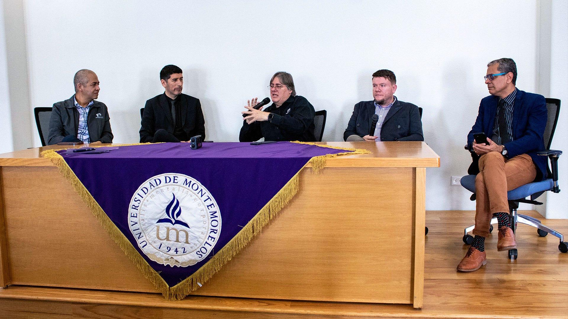 De izquierda a derecha, los maestros Abel Márquez, actual director de Comunicación en la División Interamericana; Walter Melo, director de Comunicación Institucional y de la carrera de Comunicación de la Universidad Adventista del Plata; Héctor Belvedere, actualmente productor del canal Hope Channel Internacional; André Díaz, docente de la carrera y coordinador del centro de producción audiovisual de la UM y Matheus Nascimento, coordinador de la carrera y director de la Escuela de Artes y Comunicación. Fotografía por: Comunicación Institucional / Lisandra Vicente.