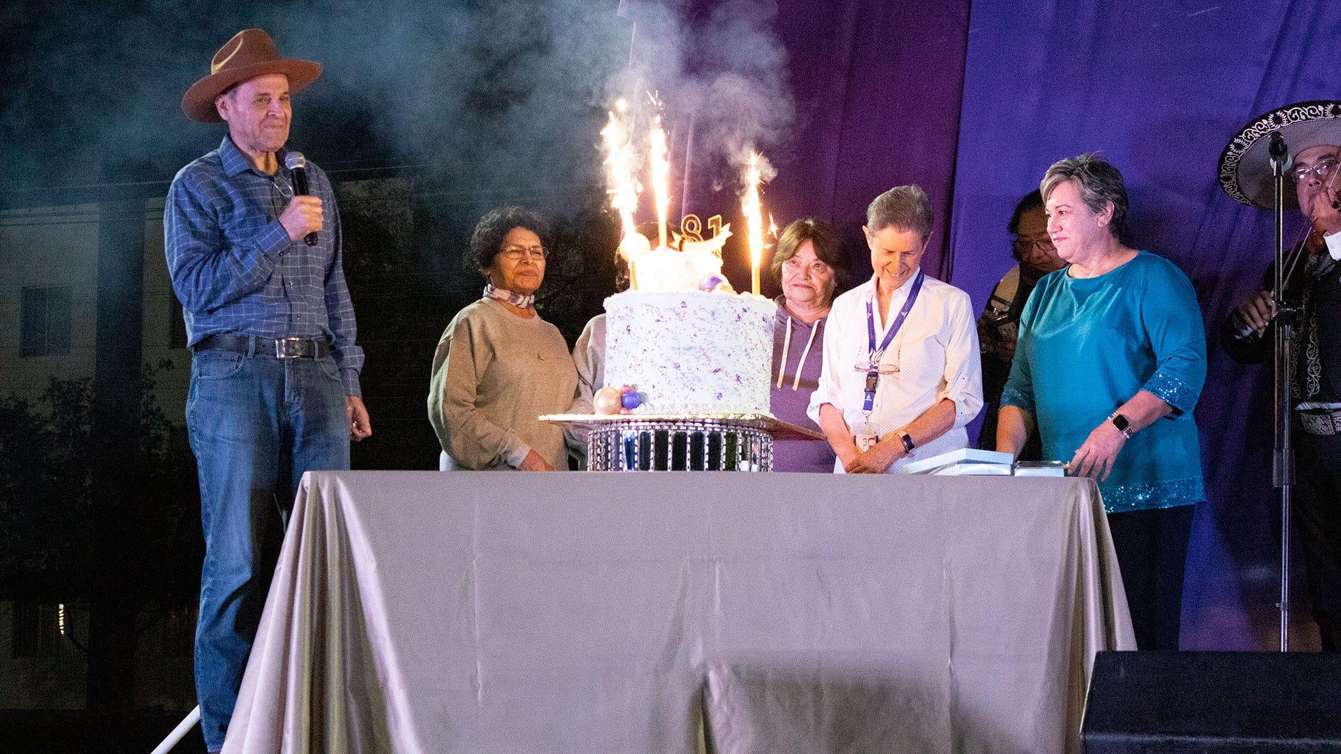 Pastel de los 81 años de la Institución. Fotografía por: Comunicación Institucional / Lisandra Vicente.