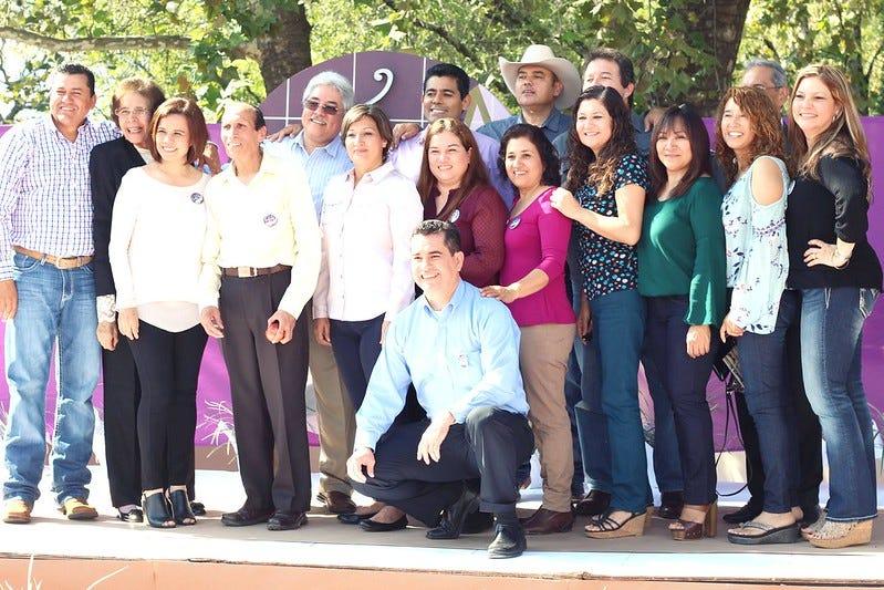 Egresados de la Facultad de Ciencias Empresariales y Jurídicas (FACEJ). Fotografía tomada en el aniversario Núm. 45.