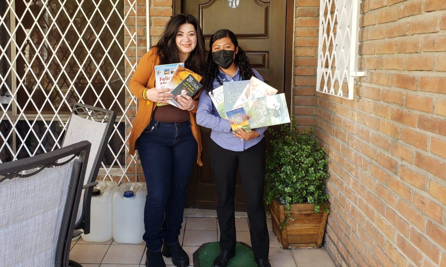 Abigail Castellanos, realizando entrega de literaturas. Fotografía por: Abigail.