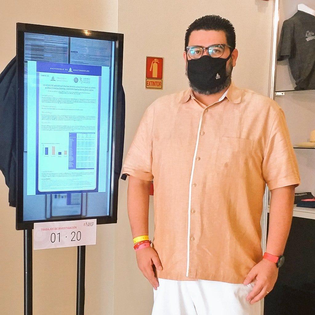 Dr. José Leonardo Jiménez Ortiz presentando cartel de investigación.