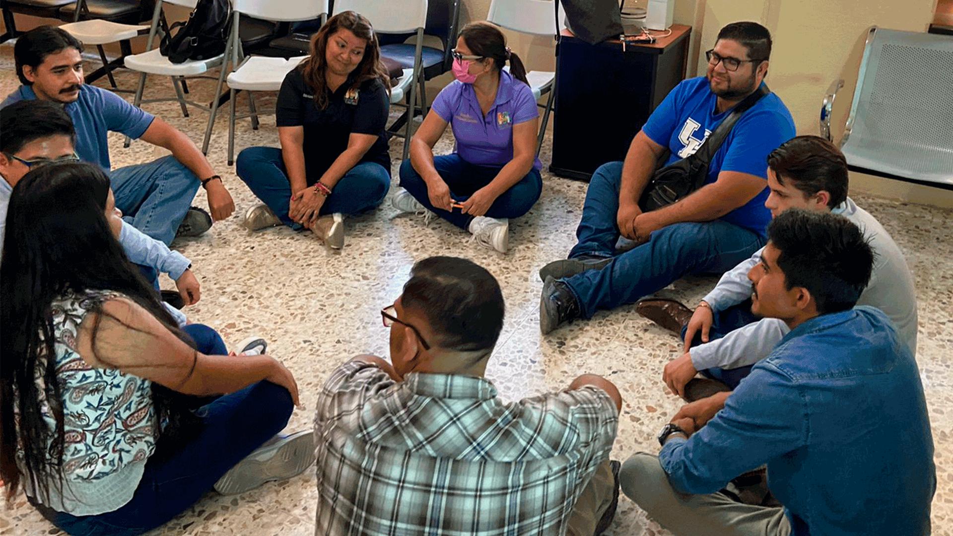 Durante el taller los presentes participan en las actividades por grupos. Fotografía por: Antonio Gámez.