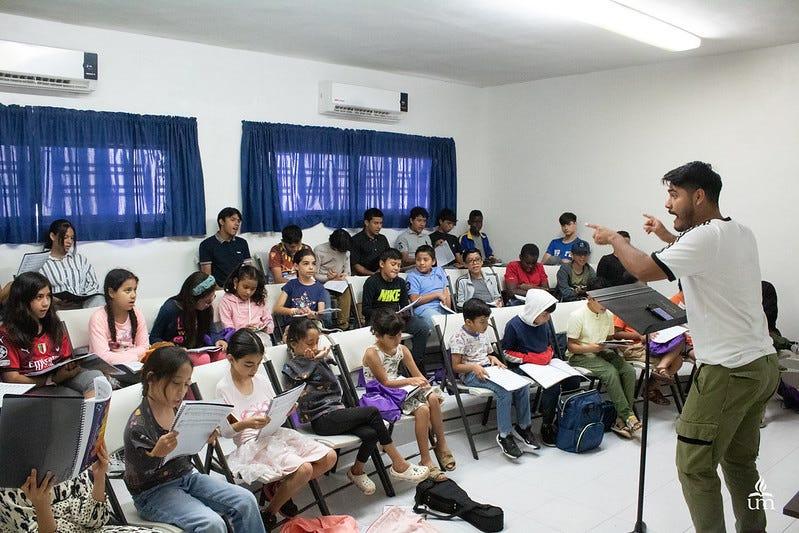 El campamento musical también es un escenario de aprendizaje y práctica para los estudiantes de la Licenciatura en Enseñanza Musical de la UM, que fungen como docentes de clases específicas. Fotografía por: Comunicación Institucional UM.