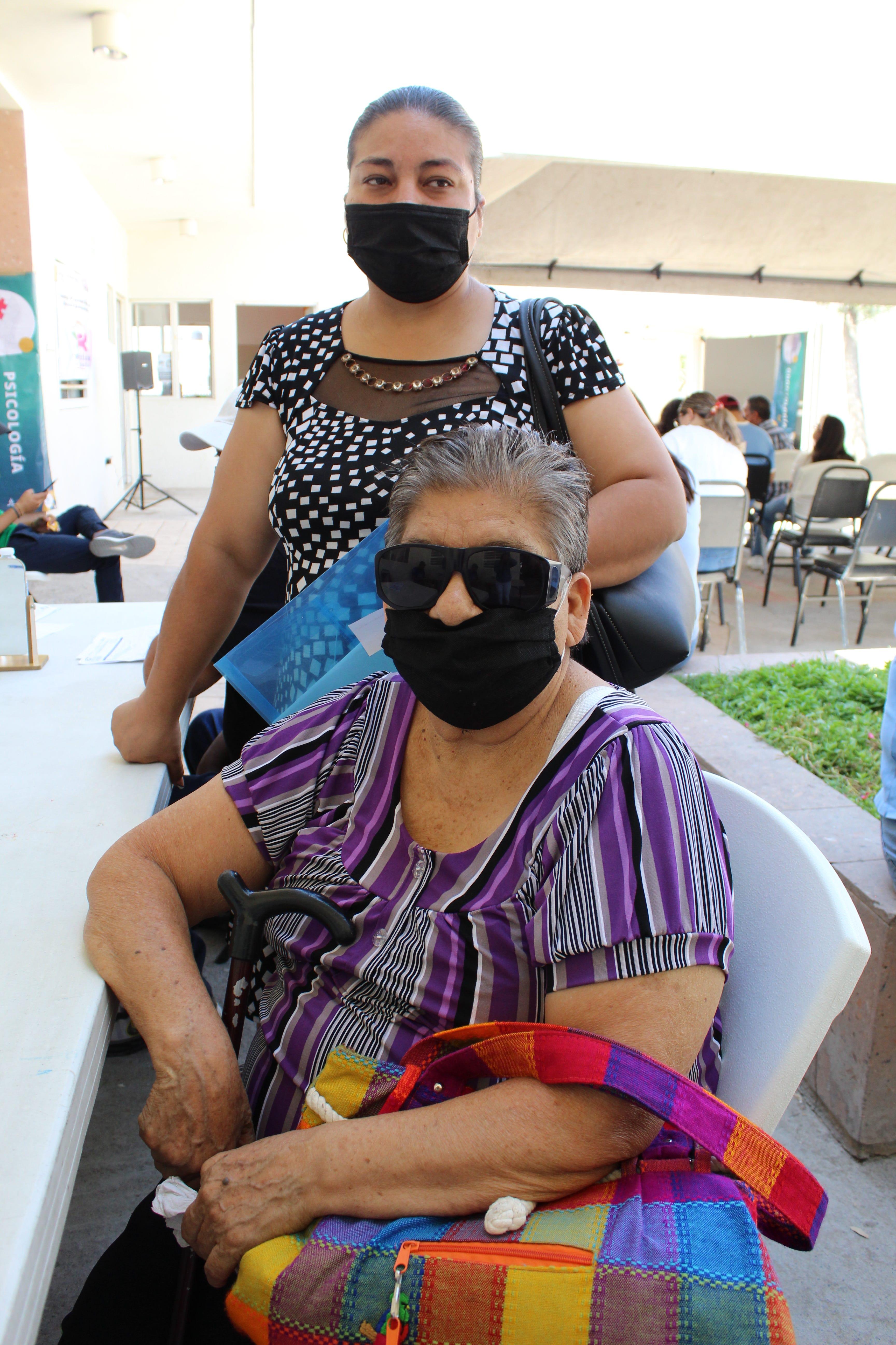 La Sra. Juana Galván acompañada de su hija durante la brigada. Fotografía por: Comunicación Institucional.