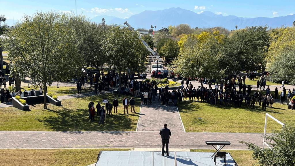 En enero nuestro semestre inició entre las restricciones sanitarias y el regreso semi presencial, pero felices de volver al campus para los encuentros de amistad y aprendizaje cara a cara, y nuestro primer encuentro oficial fue en la apertura del semestre frente a la Biblioteca.