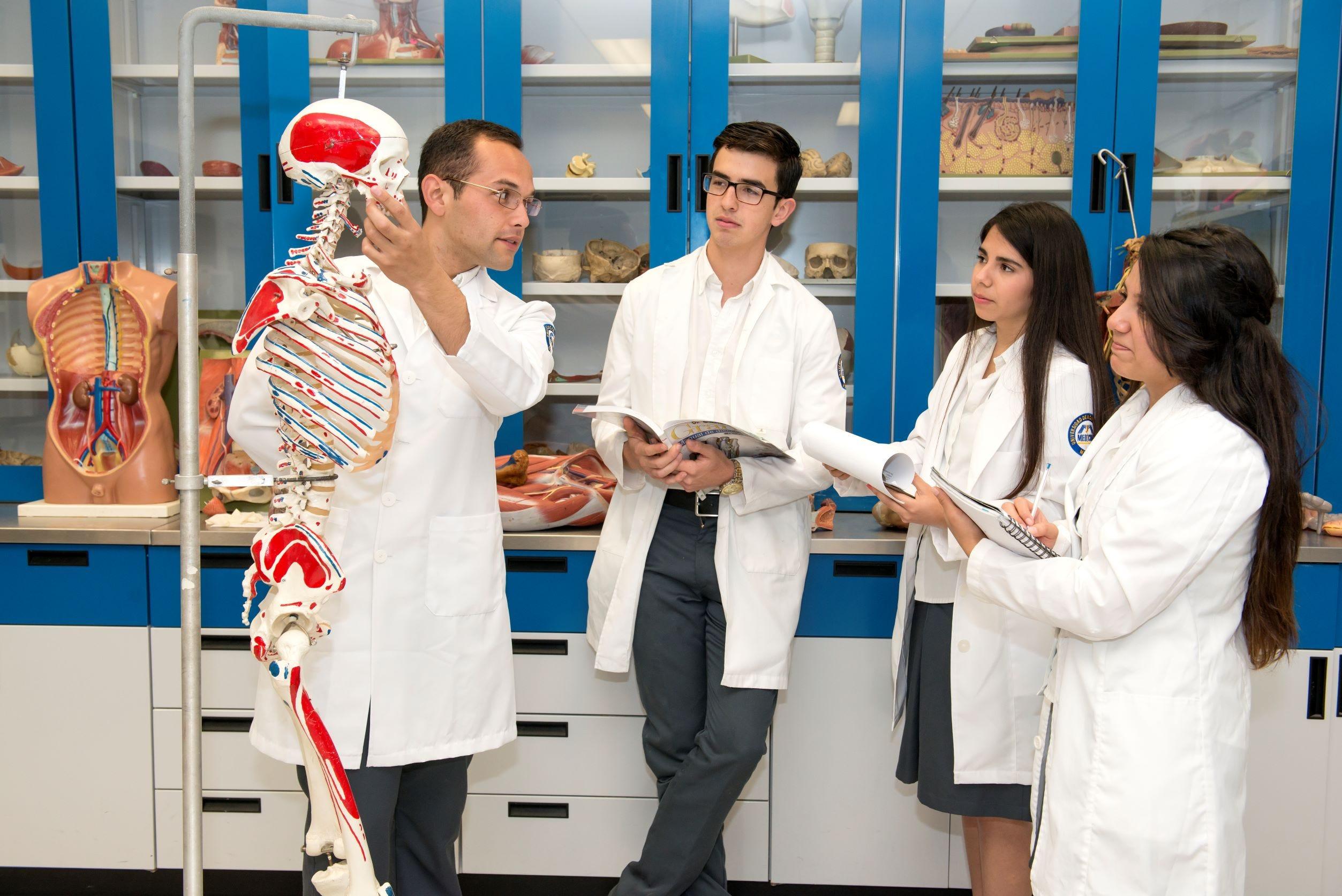 Estudiantes de la carrera de Medicina. Fotografía por: Álbum de fotografía 2017 de Comunicación Institucional.
