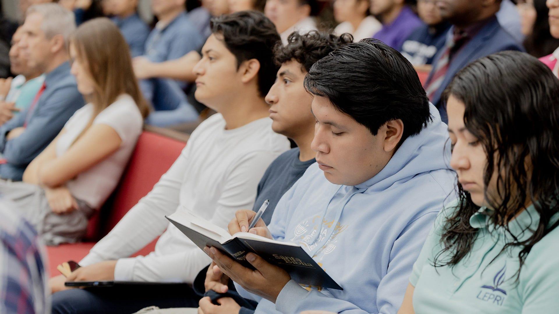 A través de la historia de Sansón, los estudiantes reflexionaron sobre la gracia y el poder restaurador de Dios frente a los errores humanos. Fotografía por: Universidad de Montemorelos / Koral Castillo.