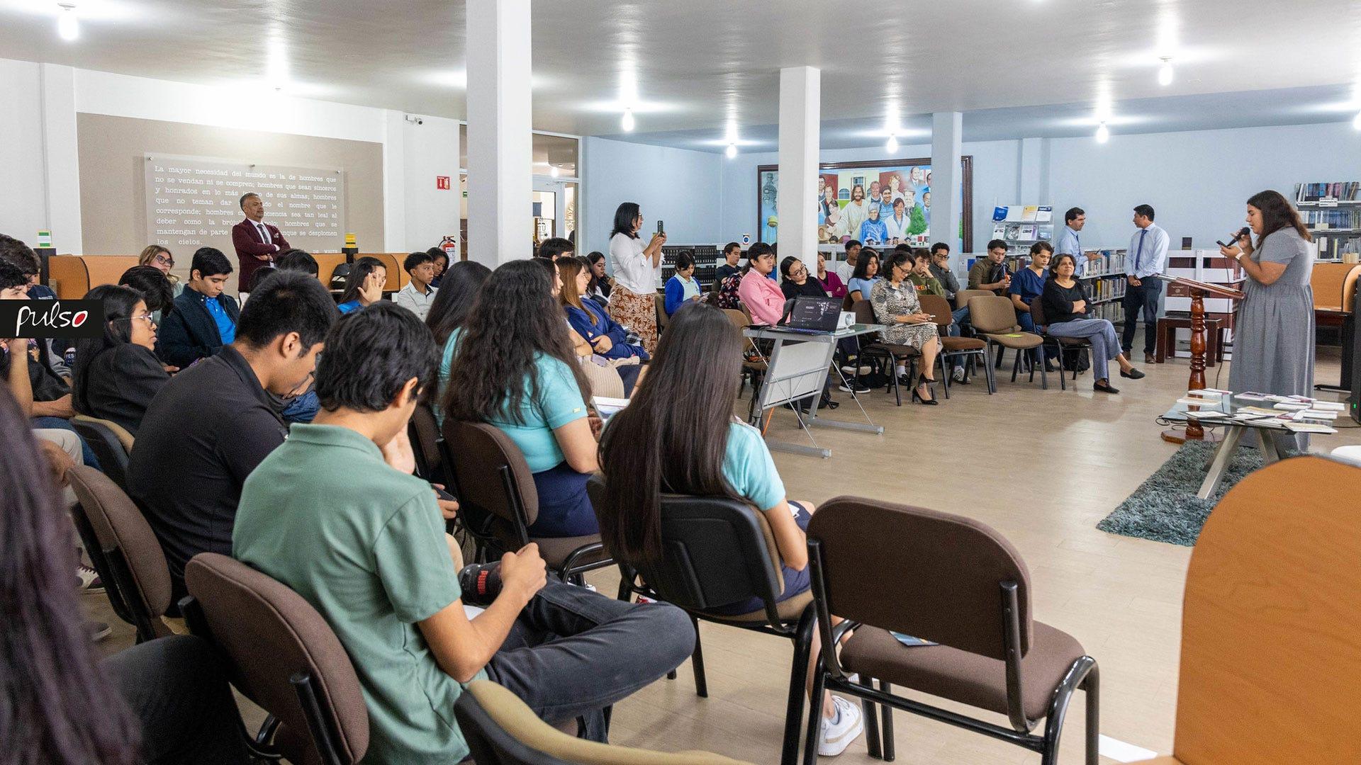 &nbsp; Parte de la celebración atrajo la atención de los interesados en la poesía y la inclusión de la inteligencia artificial. En la fotografía, parte de la charla taller “Versos inteligentes: cuando el arte se encuentra con la Inteligencia Artificial”. Fotografía por: Universidad de Montemorelos / Isabella Hernández.&nbsp;&nbsp;