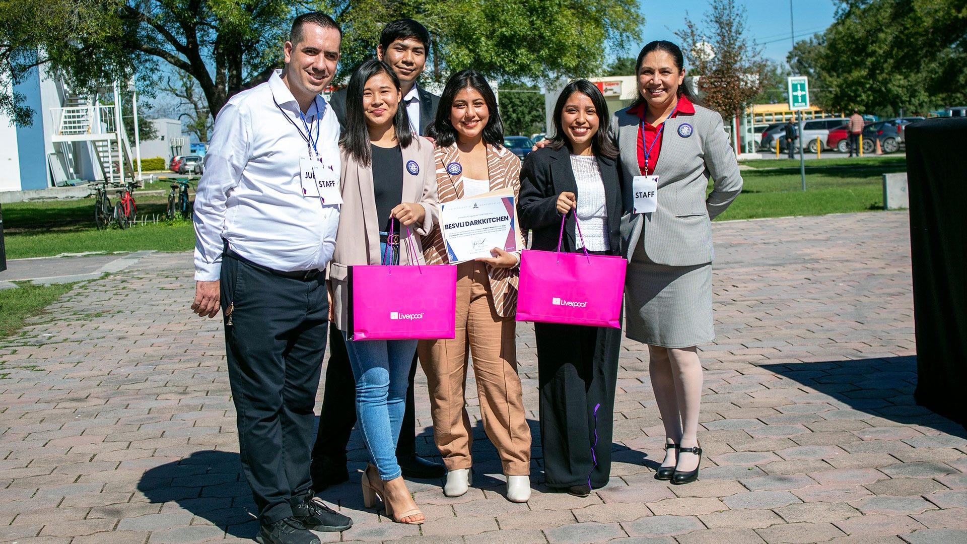 Equipo ganador de la categoría Plan de negocio acompañado por sus maestros. Fotografía por: Comunicación Institucional / Lisandra Vicente.