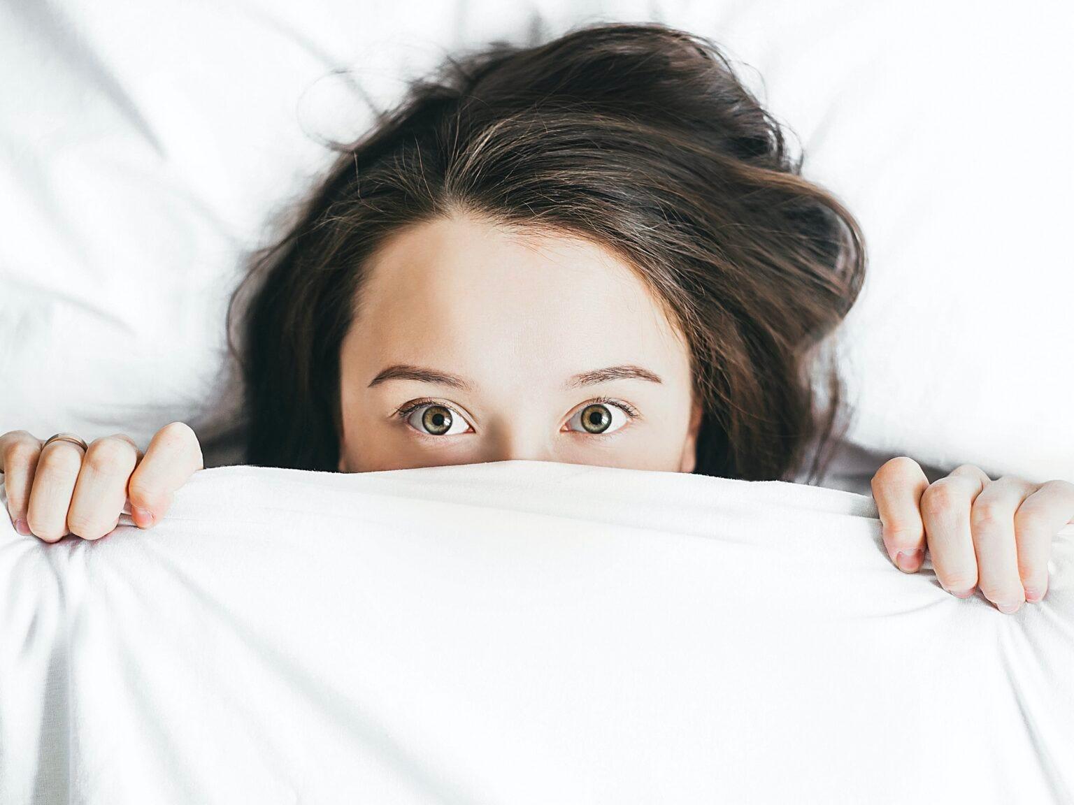 Si pensaste que mientras duermes tu cuerpo para, ¡estabas equivocado! Dormir bien trae muchos beneficios.