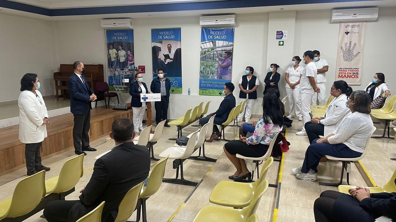 La administración de enfermería del Hospital La Carlota entregando los certificados a los enfermeros (ras) que presentaron su examen en el COMCE. Fotografía por: Comunicación HLC.