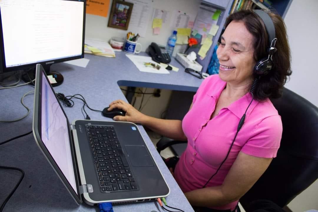 La Dra. Patricia, en su lugar de trabajo en la UM Virtual.