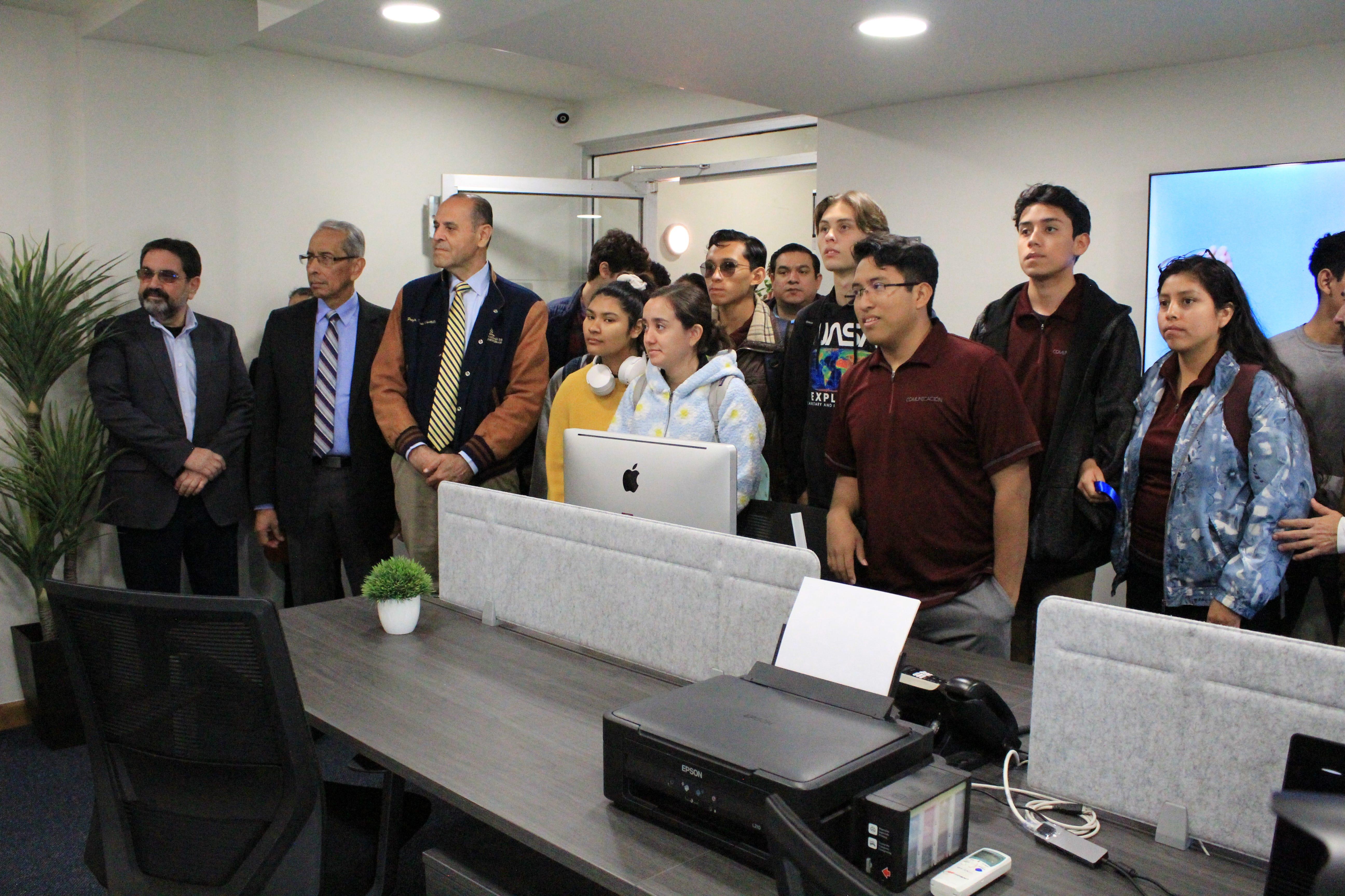 Alumnos y representantes de la Universidad visitan la radio durante la inauguración. Fotografía por: Comunicación Institucional.