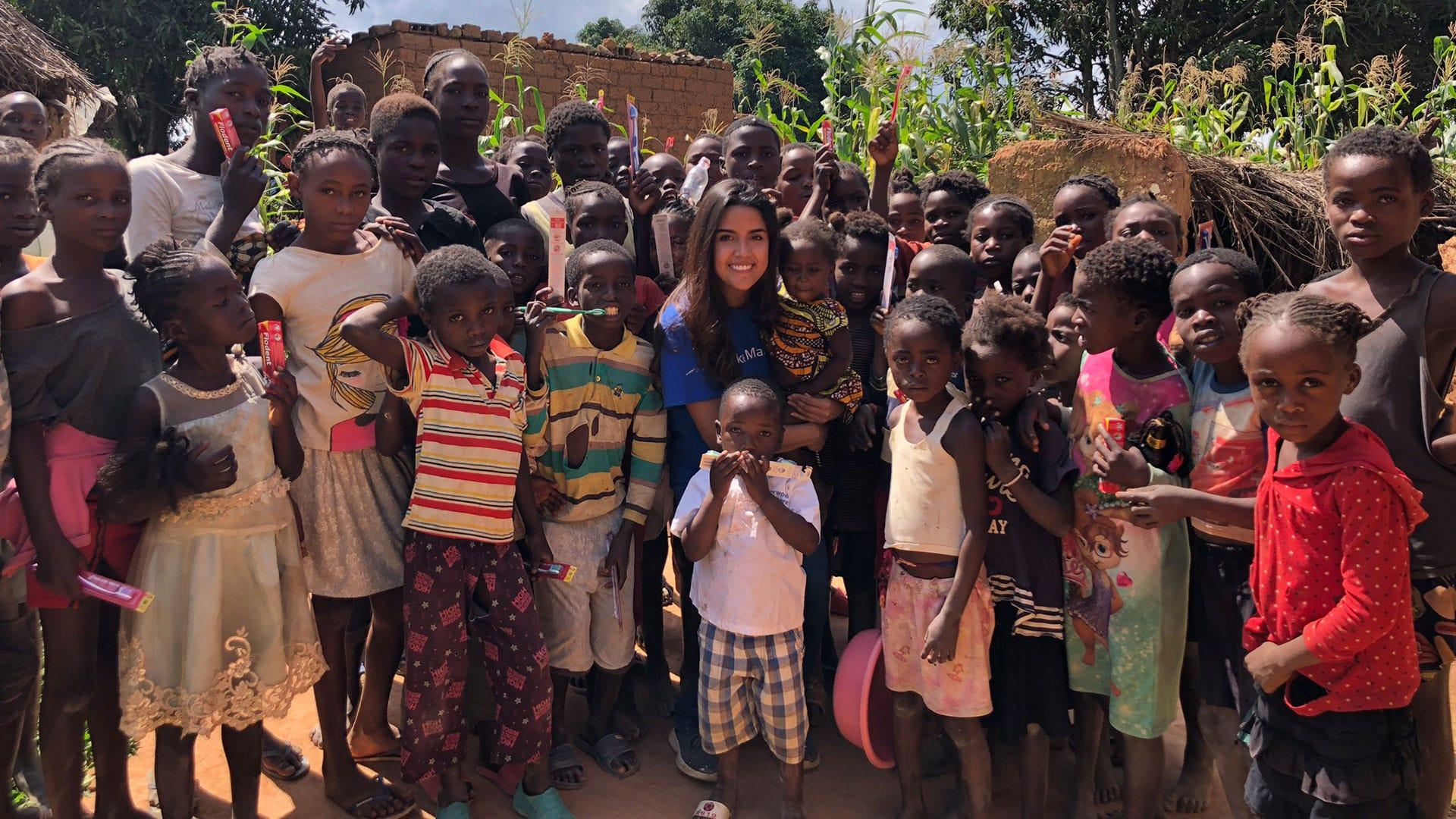 Grecia con niños no adventistas y a quienes enseñó historias de la Biblia y cantos con ademanes. Fotografía por: Grecia Orozco.