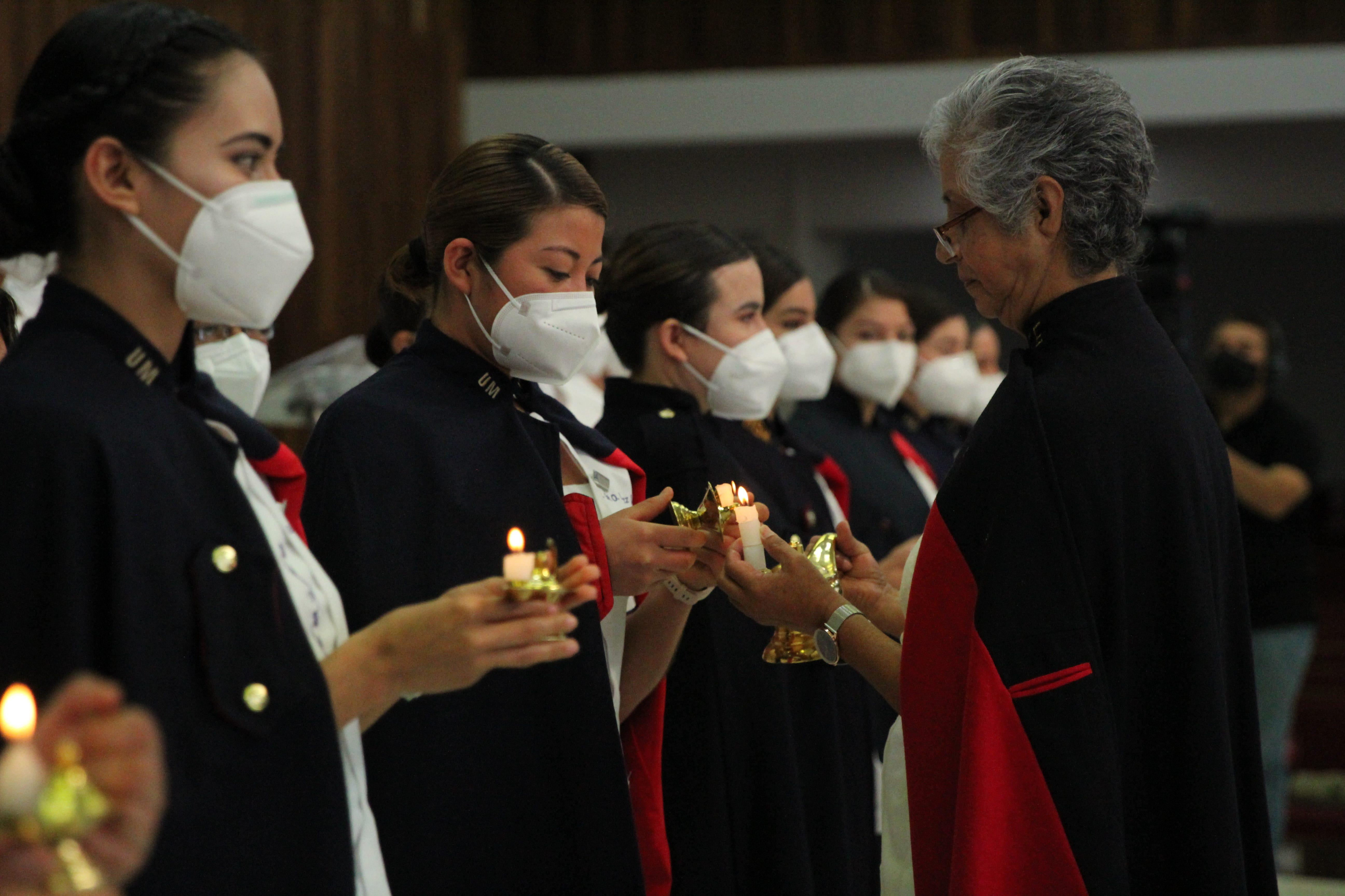 Alumnas del 4to. Año de la carrera de Enfermería recibieron por la Mtra. Rebeca, la llama que encendió las lámparas que portaban. Fotografía por: Comunicación Institucional.