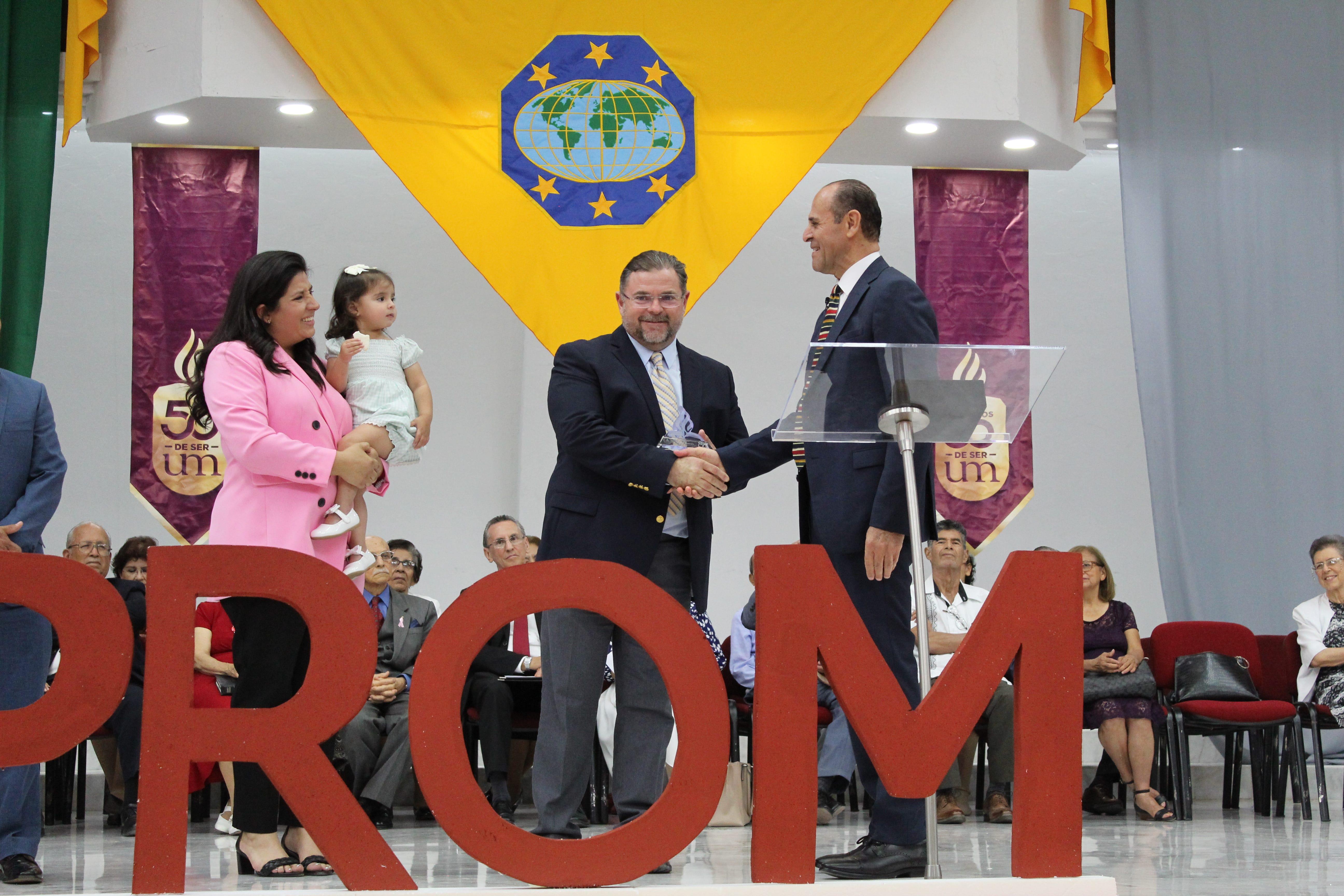 Prof. Ismael Castillo, rector de la UM entregó un reconocimiento en agradecimiento por el trabajo colaborativo al Lic. Miguel Ángel Salazar, alcalde municipal de Montemorelos. Fotografía por: Comunicación Institucional.