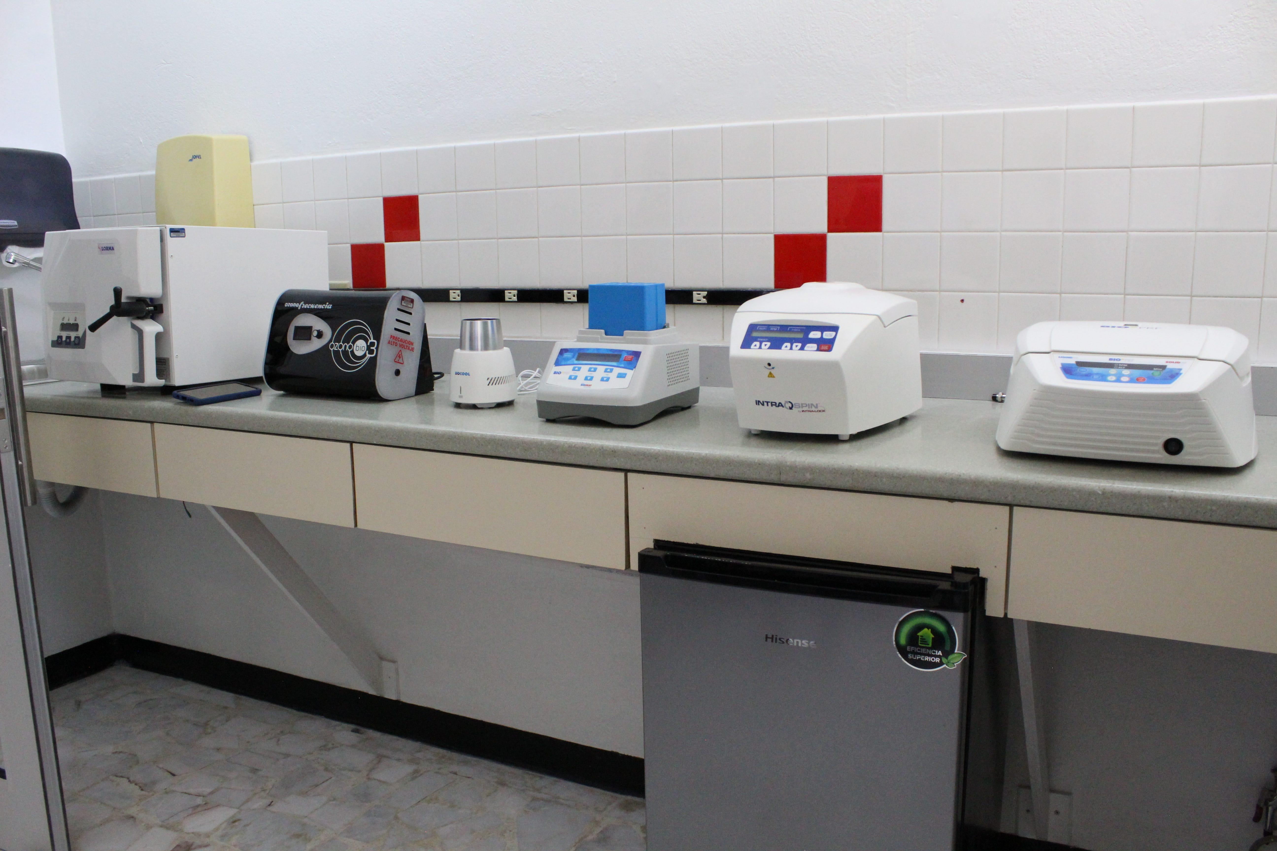 Parte de los equipos que tiene el laboratorio. Fotografía por: Comunicación Institucional.