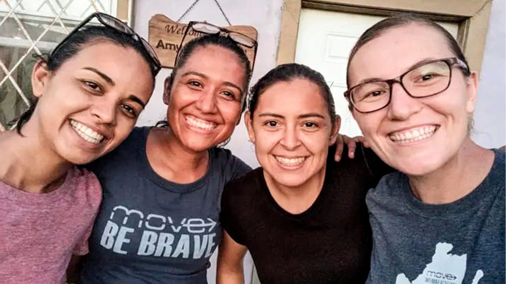 De izquierda a derecha, Keila Valenzuela, egresada de Educación Preescolar de la UM y Keren Quetz Pérez, junto a otras dos misioneras con las que han compartido viajes misioneros. Fotografía por: Keren Quetz.