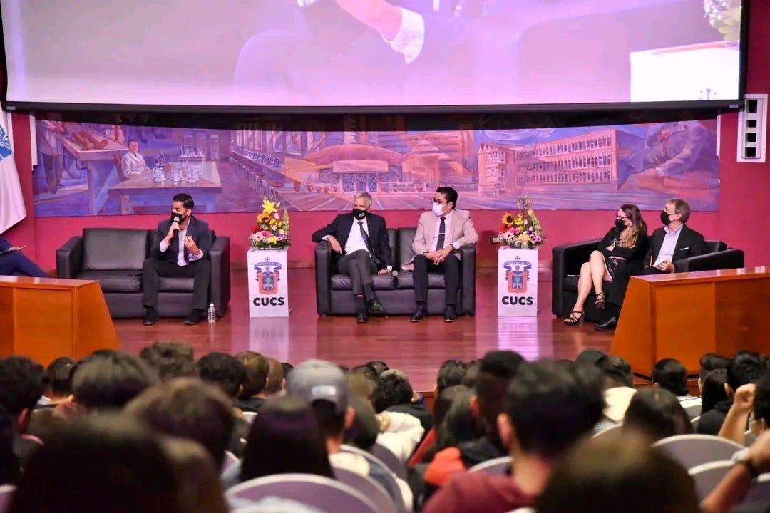 Desde la izquierda, el Mtro. Jason Aragón, representante de la institución y de la presidencia ante el consejo directivo de la RMUPS; el Dr. Miguel Malo Serrano, asesor de prevención y control de enfermedades no transmisibles de la OPS OMS México; el Dr José Francisco Muñoz Valle, rector de la UDG, CUCS; la Dra. Luciana, miembro de la Red de Actividad Física de las Américas y el Dr Oscar Incarbone, secretario técnico, red RAFA PANA. Fotografía por: Jason Aragón.