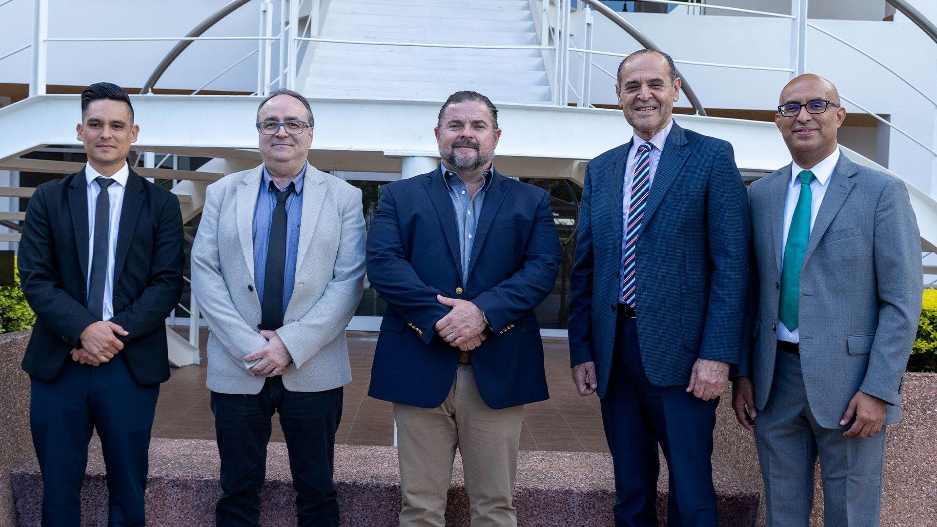 De izquierda a derecha, Mtro. Antonio Gámez, director del Centro de Atención Familiar UM y director de Salud del municipio; Dr. Marcelo Moroni, director de la Facultad de Psicología; Lic. Miguel Salazar, presidente municipal, Dr. Ismael Castillo, rector de la UM y el Dr. Roel Cea, director de Universidad Promotora de la Salud UM y director de Desarrollo Municipal. Fotografía por: Universidad de Montemorelos / Yatziri de la Cruz.