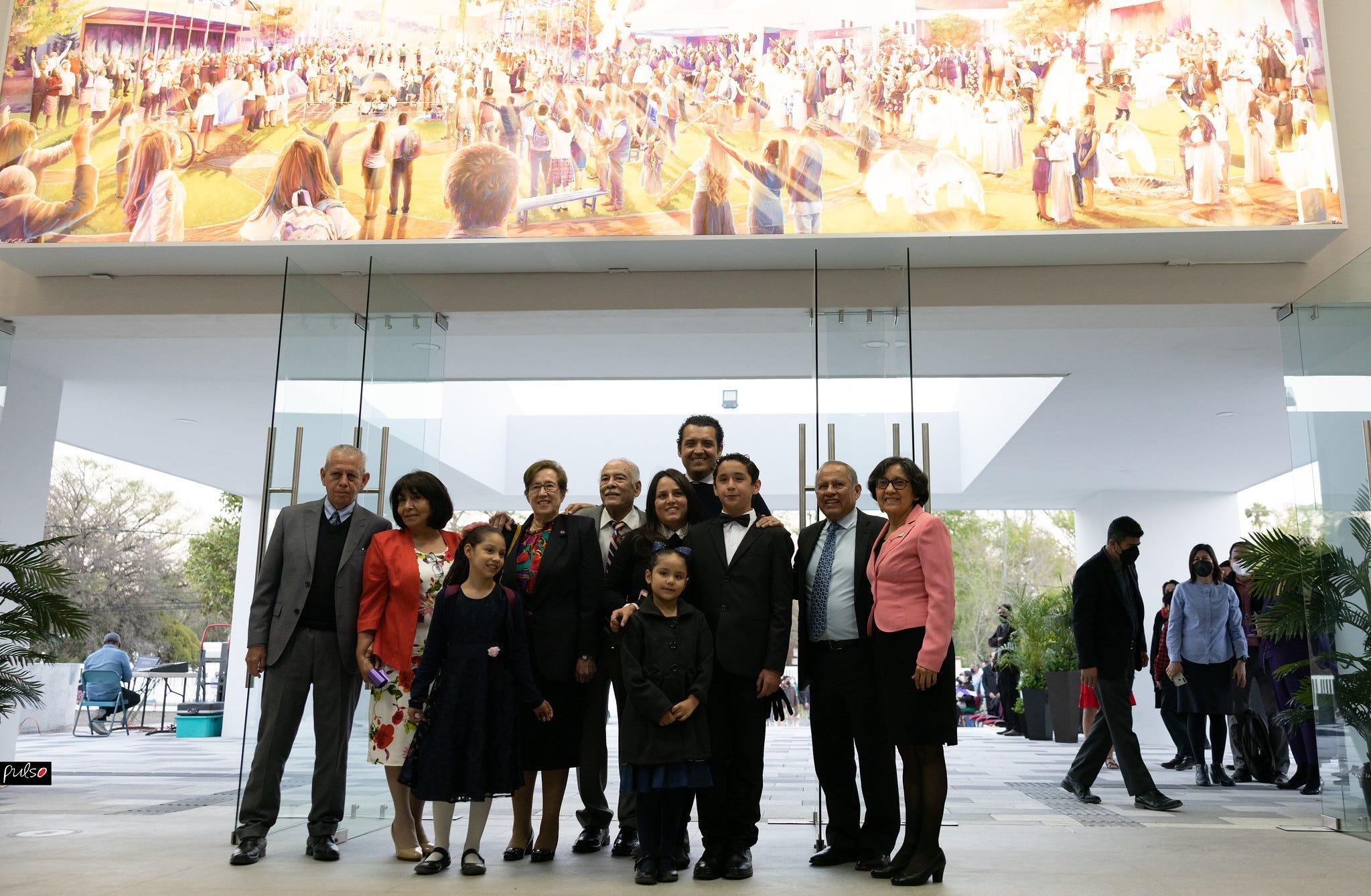 El proyecto de remodelación de la Iglesia constará de cinco etapas. En la foto, familias pastorales que han dirigido de la Iglesia desde su fundación hasta hoy. Fotografía por Pulso UM.