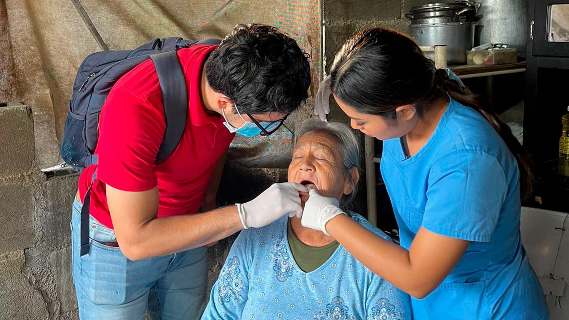 Los especialistas durante los primeros chequeos dentales de la Sra. María Elena. Fotografía por: Universidad Promotora de la Salud.