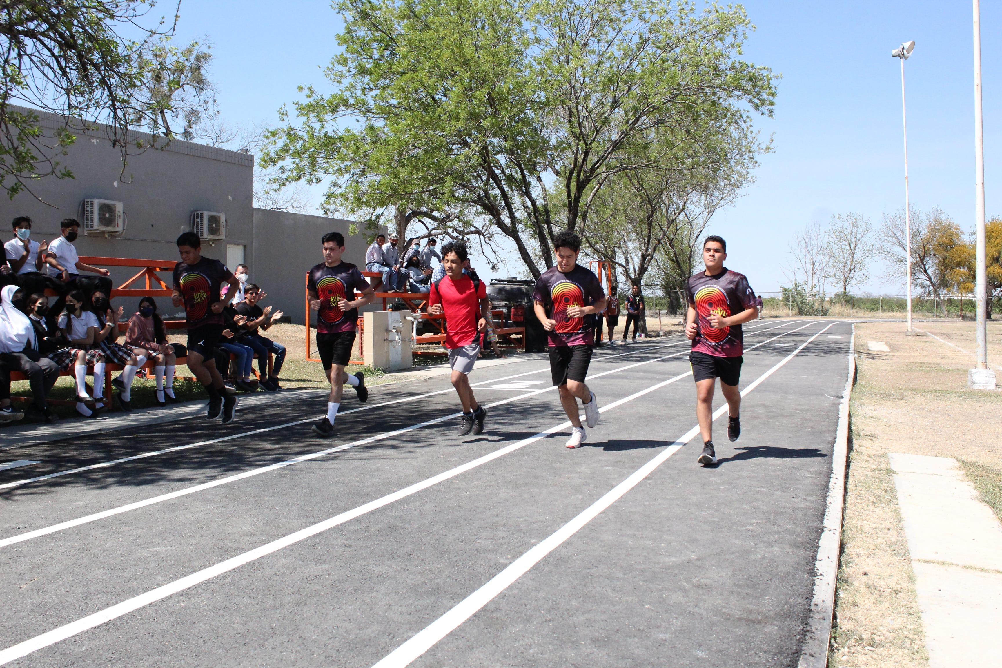 Estudiantes de la Escuela Preparatoria estrenaron la nueva pista deportiva con una carrera. Fotografía por : Comunicación Institucional.