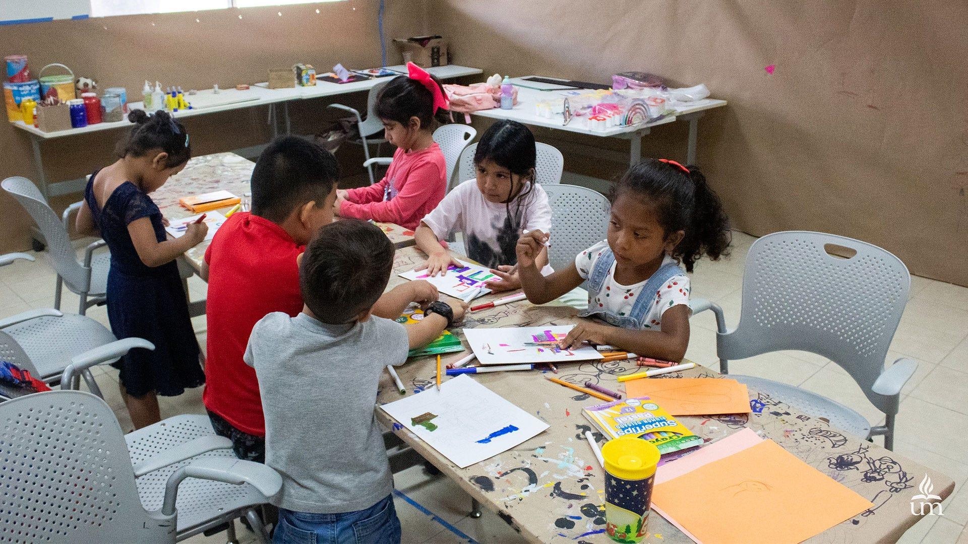 Los niños trabajaron con diversos materiales. Fotografía por: Universidad de Montemorelos / Issac Corral.