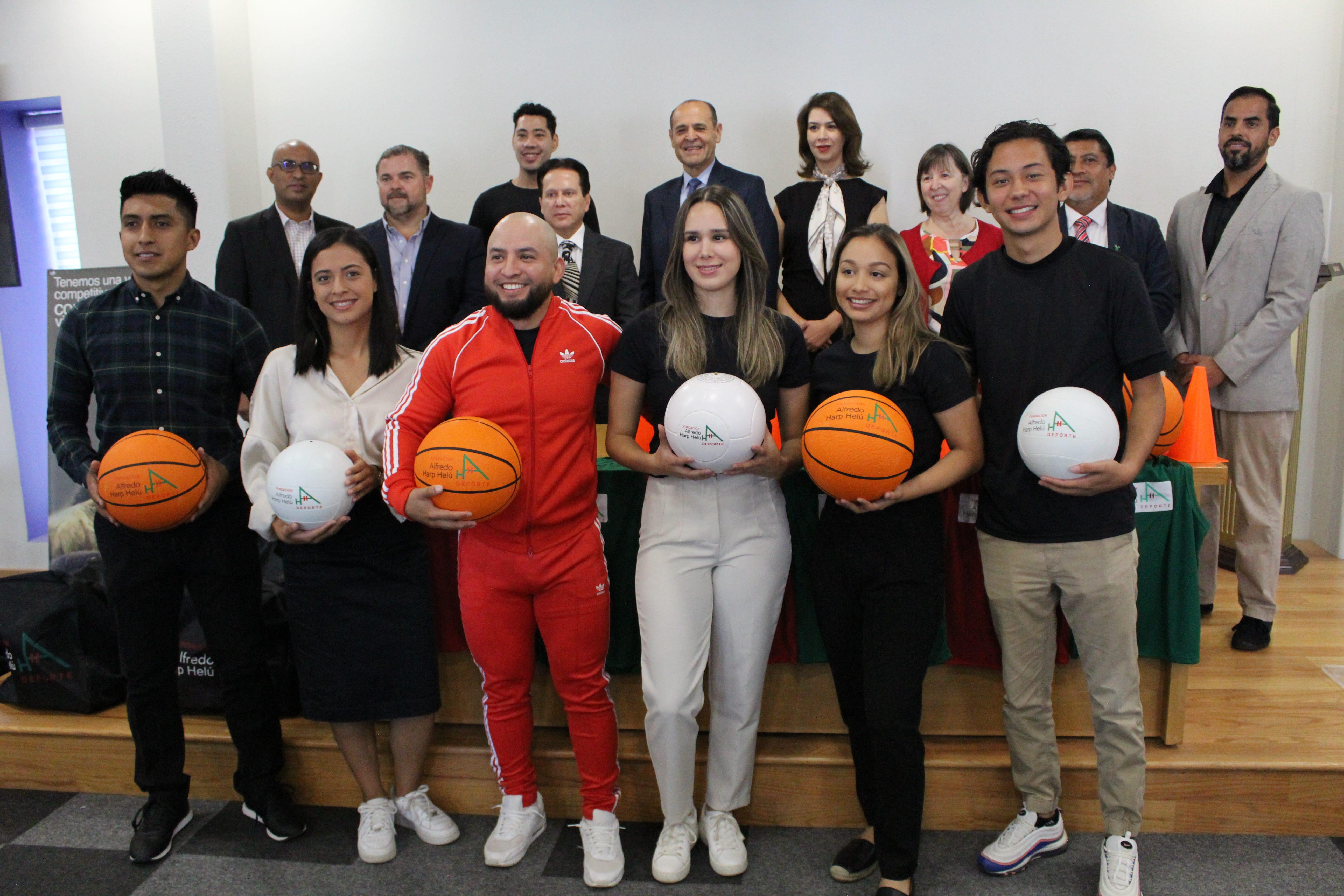 Representantes del gobierno, de la fundación y de la Institución junto a los instructores de ejercicio de la UM. Fotografía por: Comunicación Institucional.