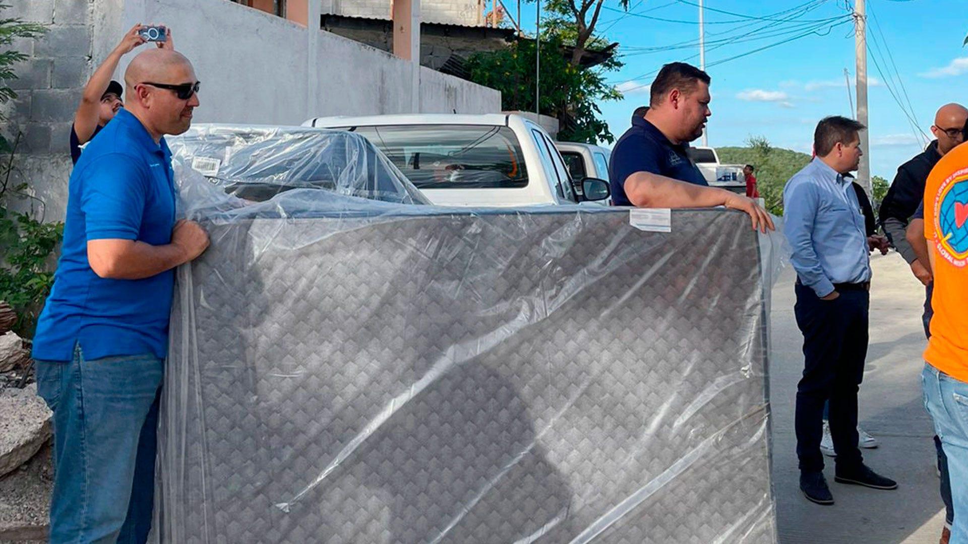 El personal de White Memorial y de UPS entregando algunas ayudas a ciudadanos del municipio de Montemorelos. Fotografía por: UPS.