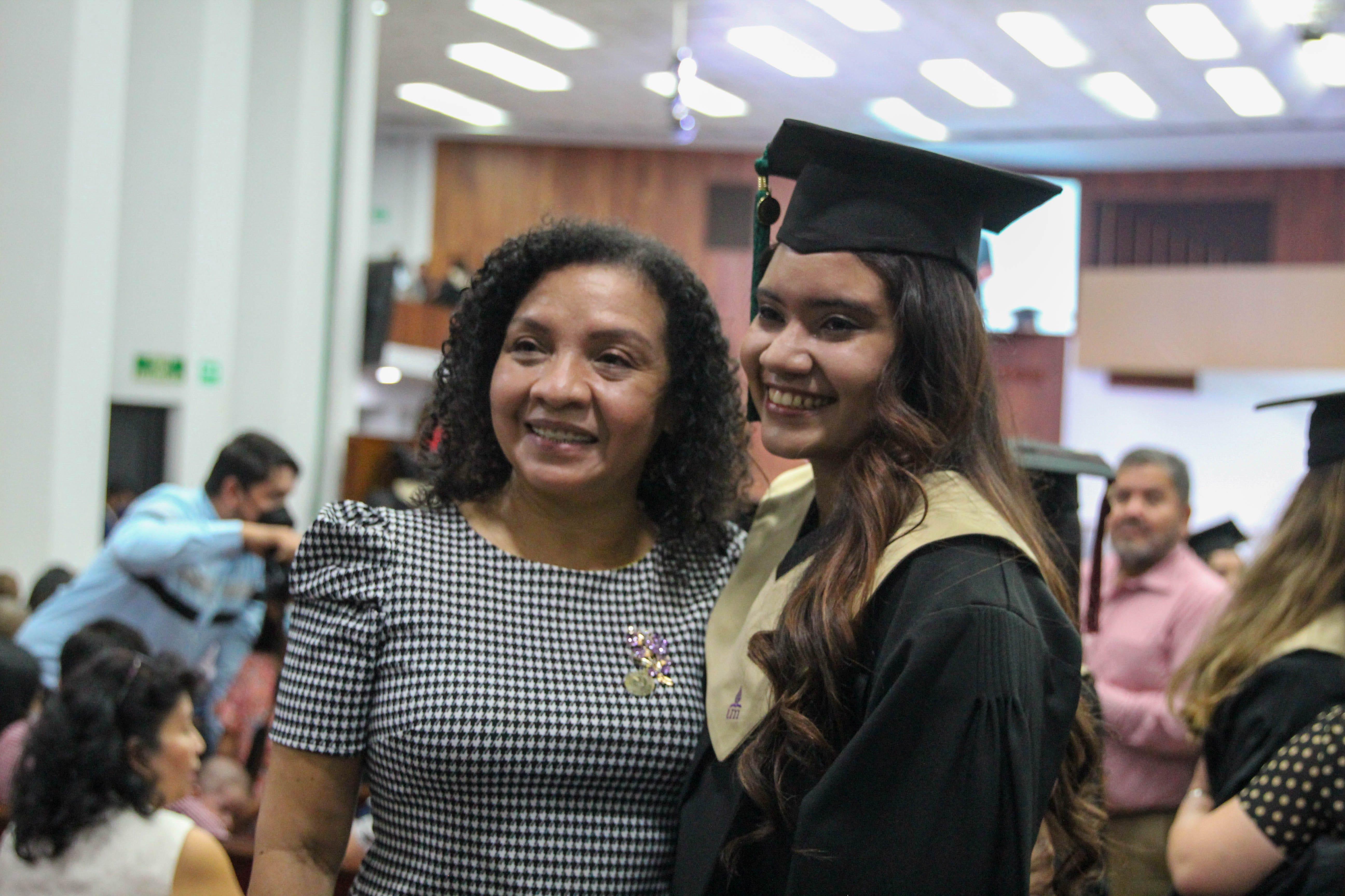 Durante el programa de agradecimiento del viernes los graduandos entregaron un presente a sus padres o tutores en agradecimiento por la meta alcanzada.. Fotografía por: Comunicación Institucional.